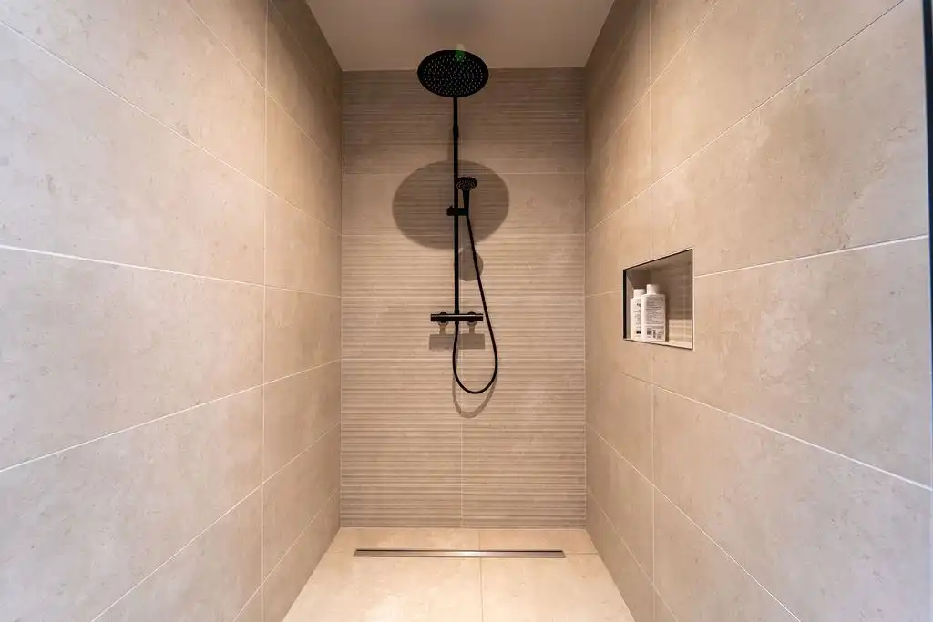 PRACHTIG GERENOVEERDE WONING MET 3 SLAAPKAMERS, 2 BADKAMERS, INPANDIGE GARAGE EN PAARDENSTALLINGEN MET ENERGIEZUINIG EPC TE WIJER (NIEUWERKERKEN)  foto 16