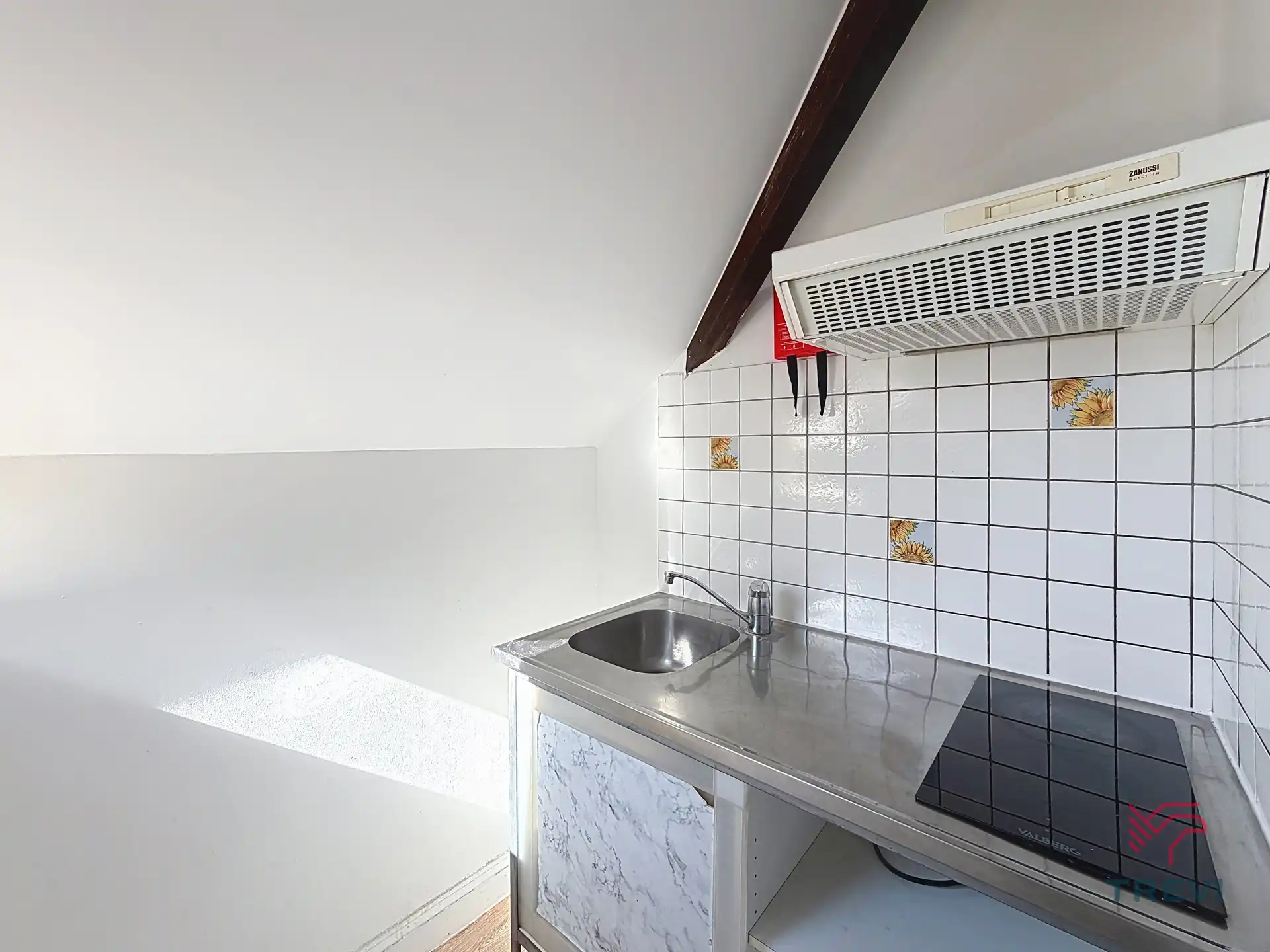 Ongemeubileerde studio, ideaal gelegen foto 4