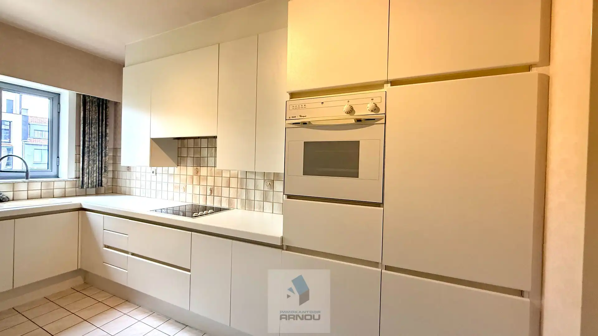 Centraal gelegen, lichtrijk en ruim appartement met 2 slaapkamers en garage foto 6