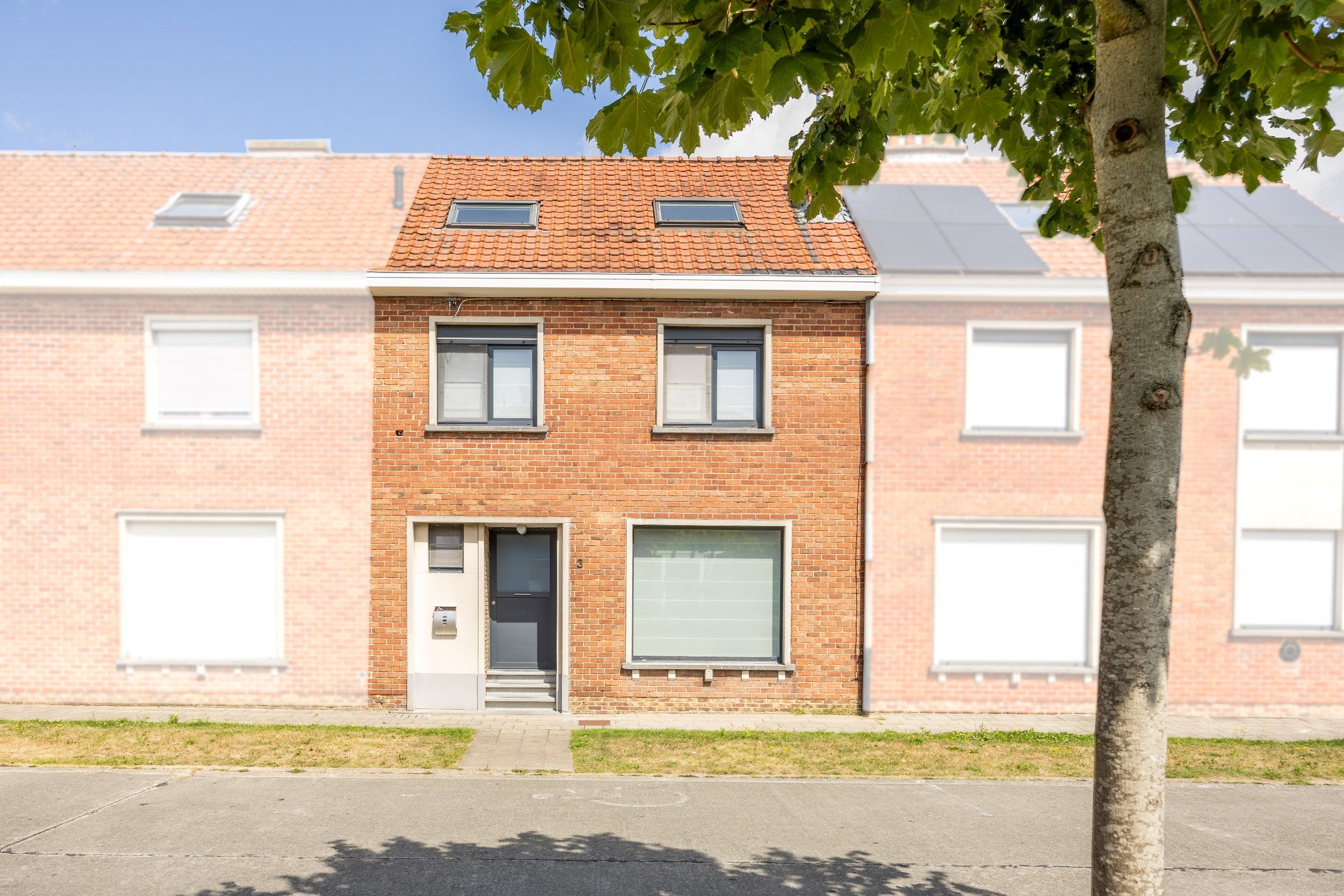 Instapklare woning met 4 slaapkamers en uitweg foto {{pictureIndex}}