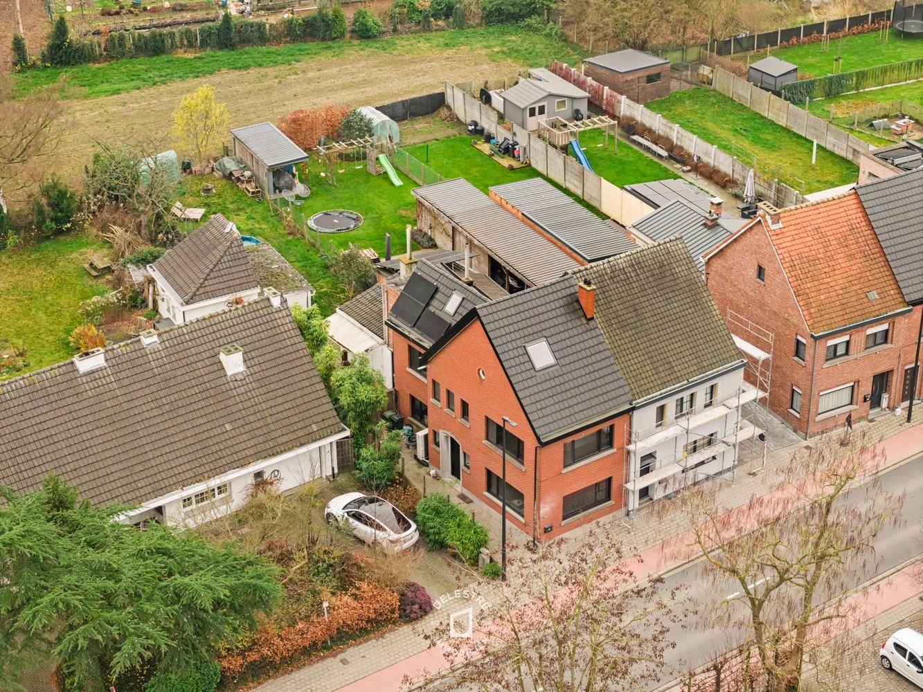 INSTAPKLARE, TRENDY HALFOPEN BEBOUWING MET TUIN EN MODERNE TECHNIEKEN foto 2