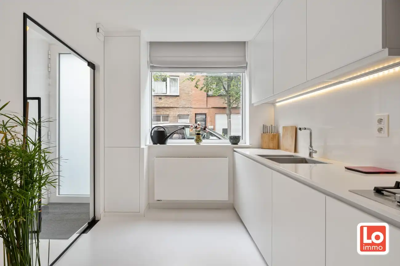 VERKOCHT! Instapklare, modern gerenoveerde lichtrijke stadswoning op een rustige locatie nabij het centrum van Gent! foto 6