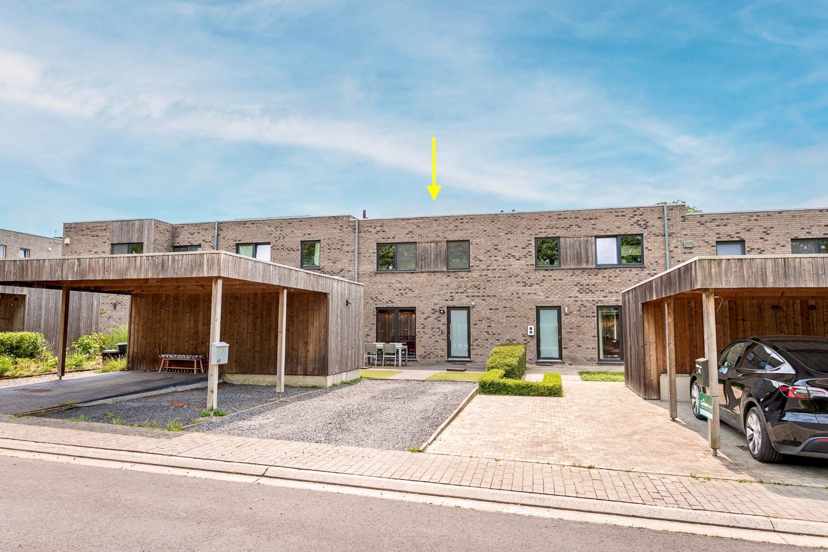 Instapklare woning met 3 slaapkamers, tuin en carport foto {{pictureIndex}}