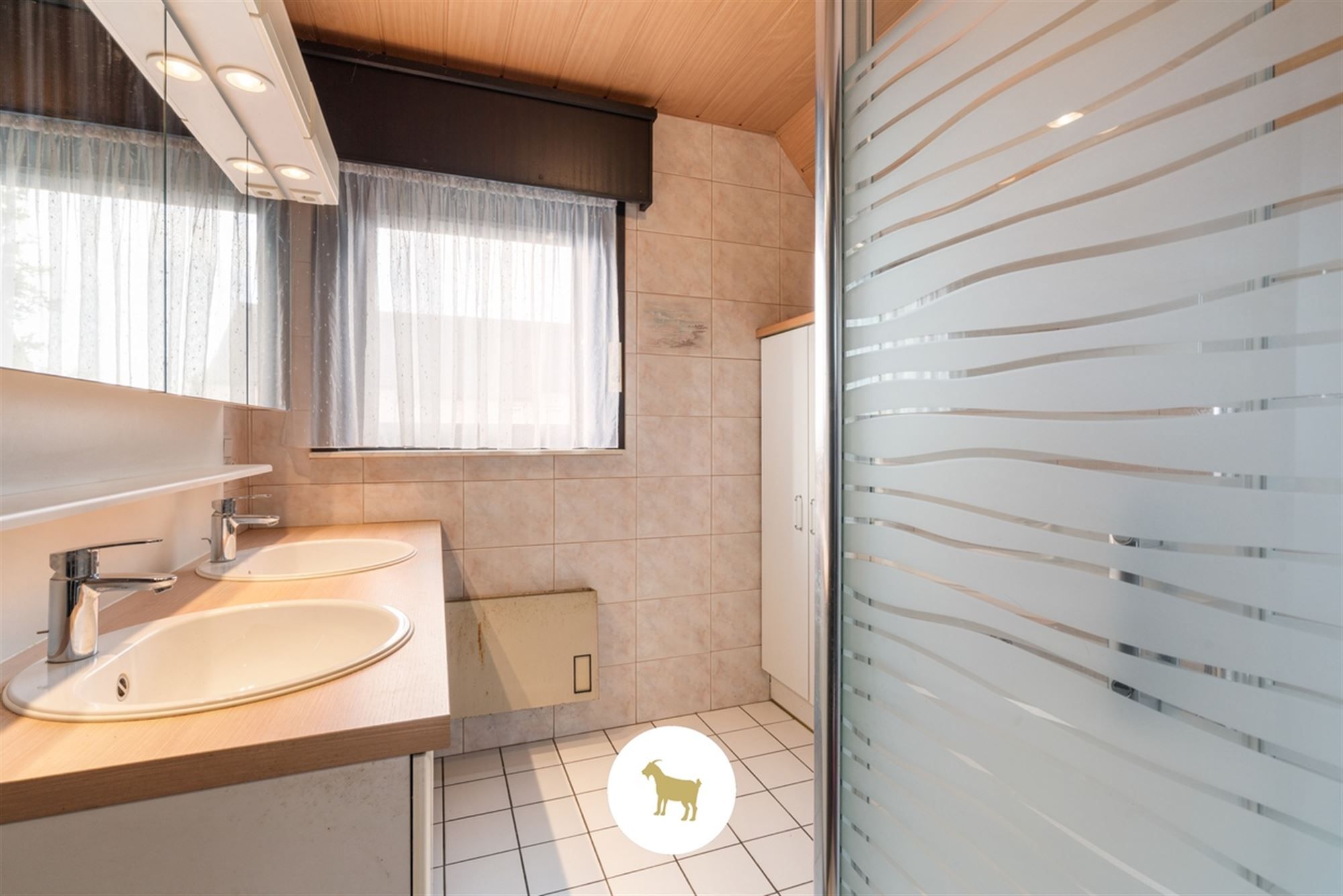 Te renoveren ALLEENSTAANDE WONING met 4 SLAAPKAMERS en GARAGE op een PERCEEL van 648m² foto 18