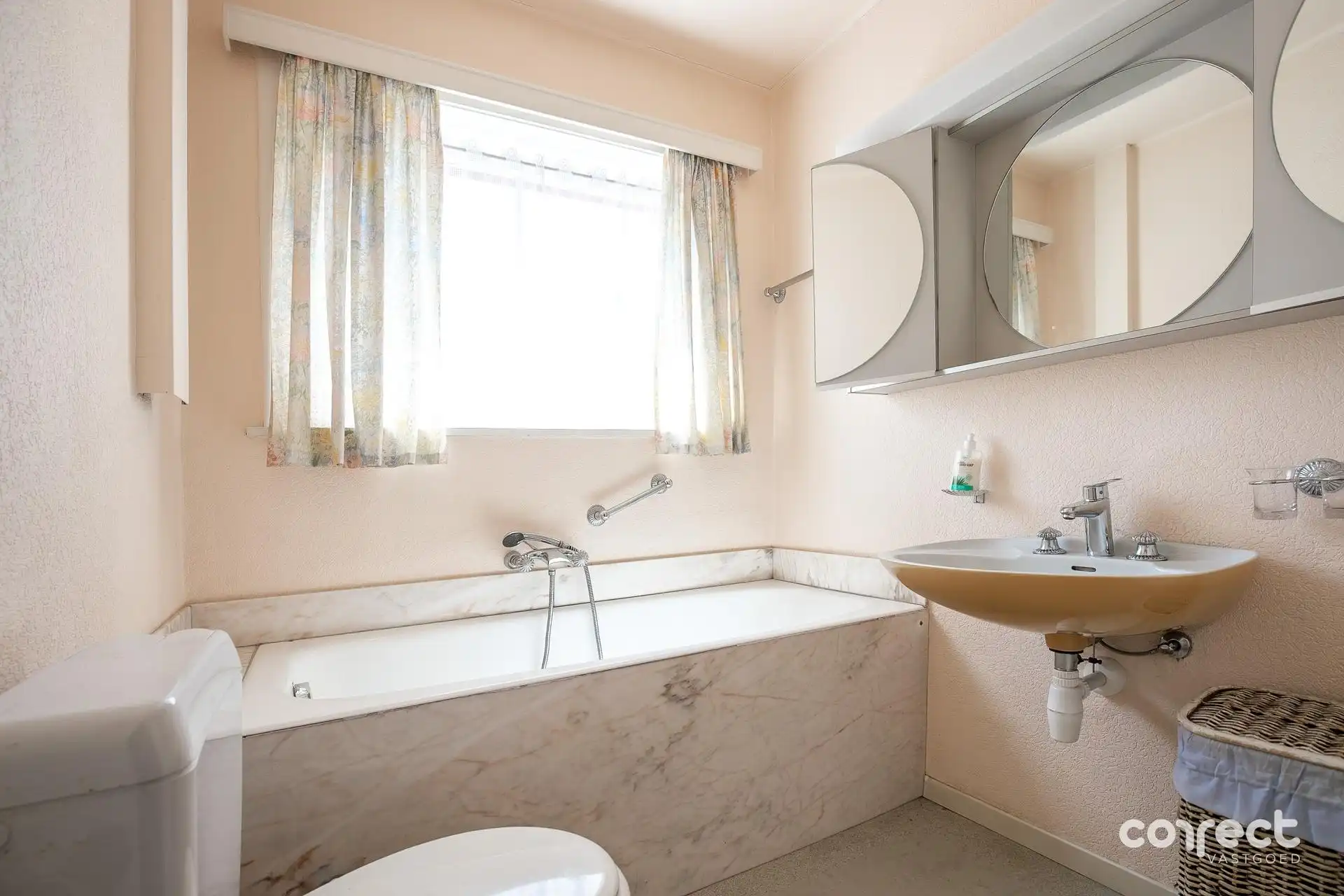 Centraal gelegen, verzorgde solide woning op een groot perceel. foto 12