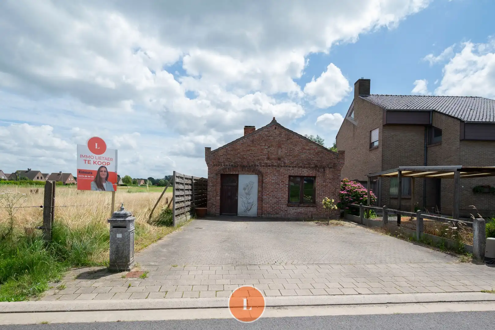 Bungalow met 2 slaapkamers, oprit en grote tuin foto {{pictureIndex}}