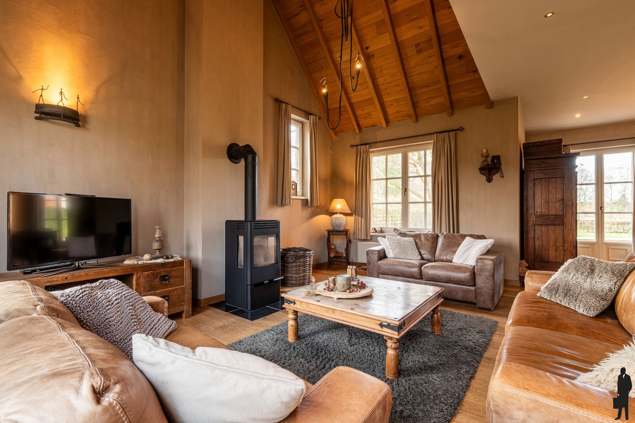 Villa met 4 tot 5 slaapkamers, weiland en paardenstallen (2) foto 7