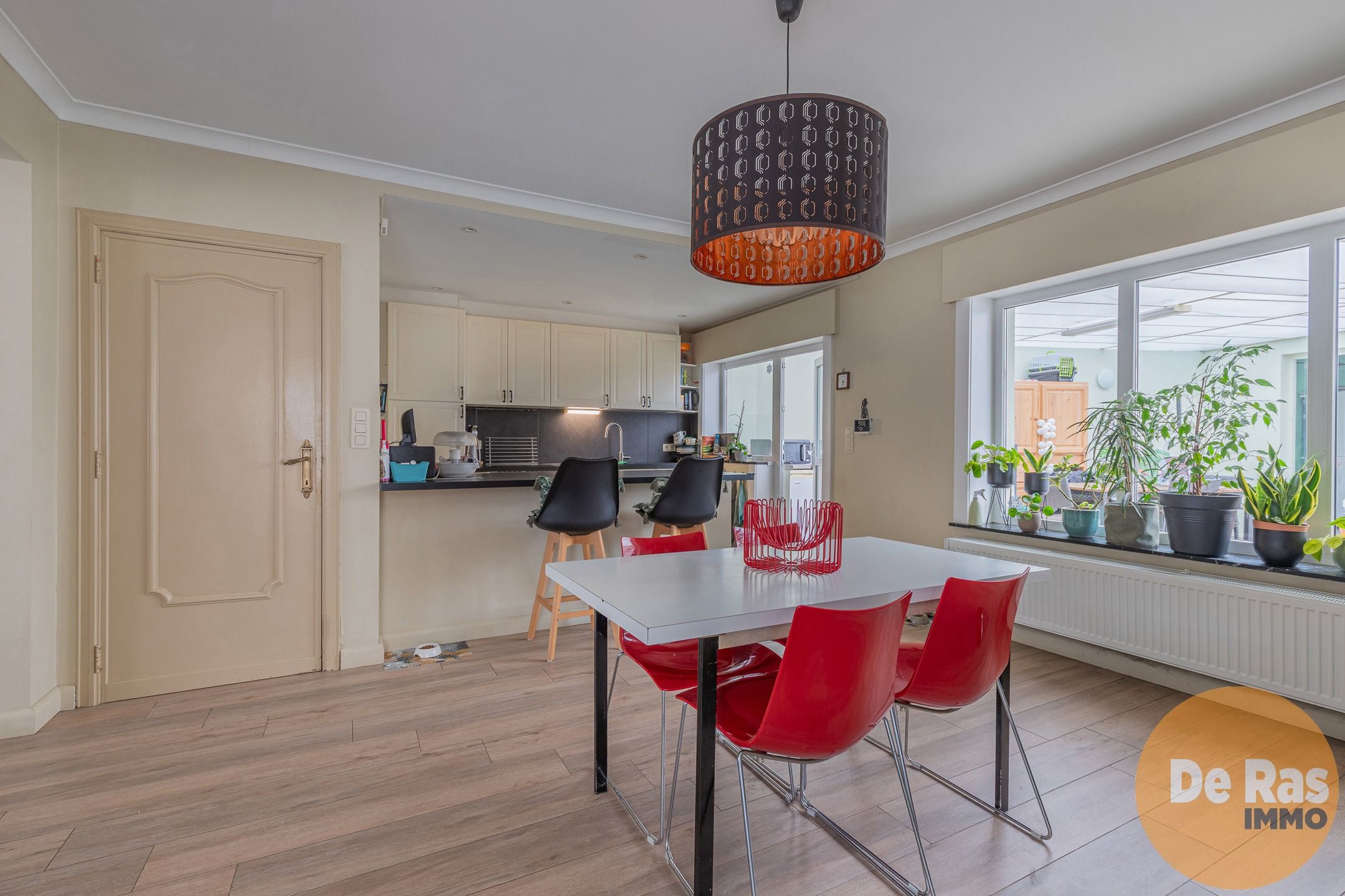 HILLEGEM - Stevige halfopen bebouwing op een rustige locatie foto 4