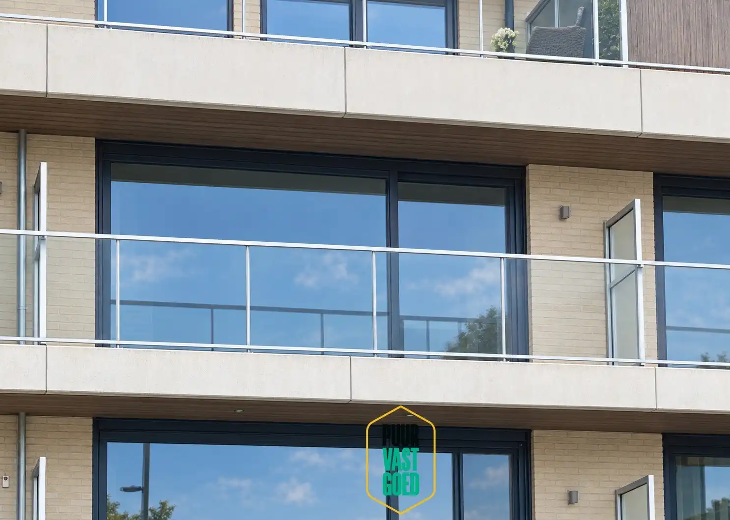Recent appartement aan station met leuk zicht op plein foto 2