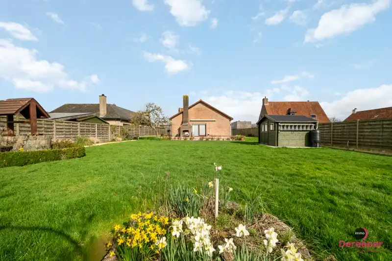 Charmante alleenstaande bungalow met zuidgerichte tuin op ruim perceel in Snaaskerke foto 2