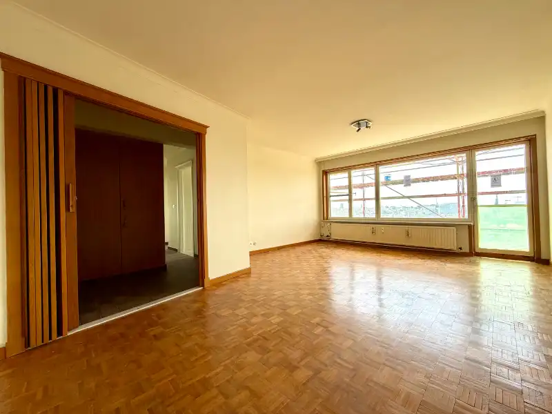 RUIM EN LICHTRIJK APPARTEMENT MET ZONNIG TERRAS EN UNIEK UITZICHT OVER GENT foto {{pictureIndex}}