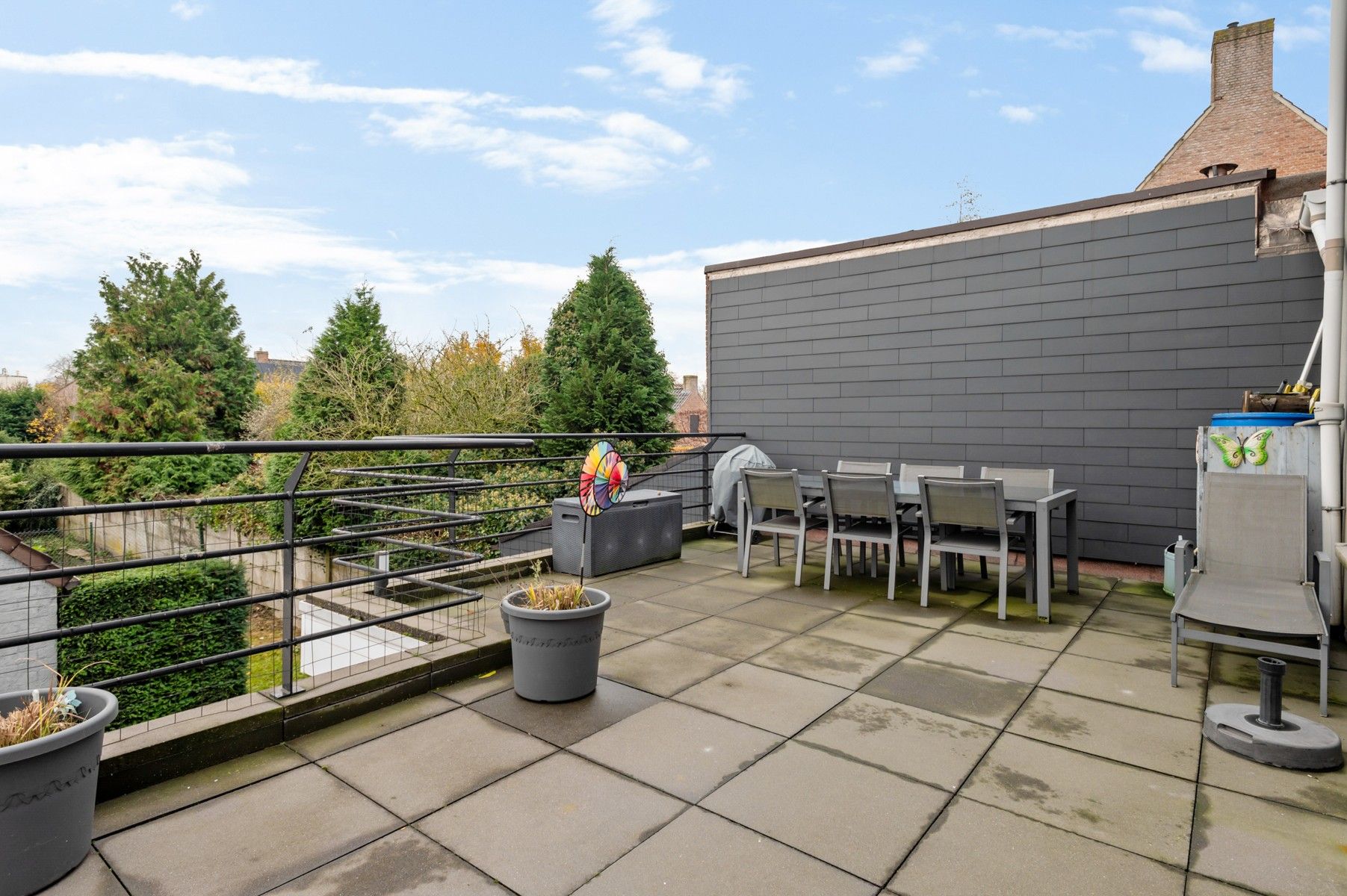 Ruim duplex-appartement met groot terras en staanplaats foto {{pictureIndex}}