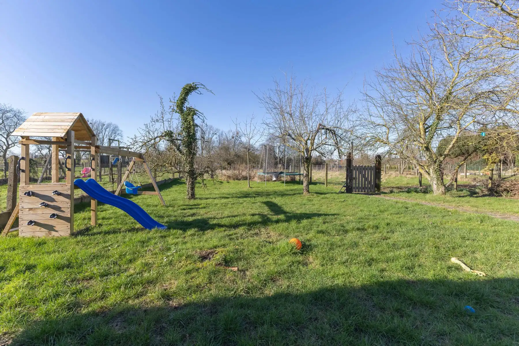 Villa met 4 slaapkamers, grote tuin en garage foto 20