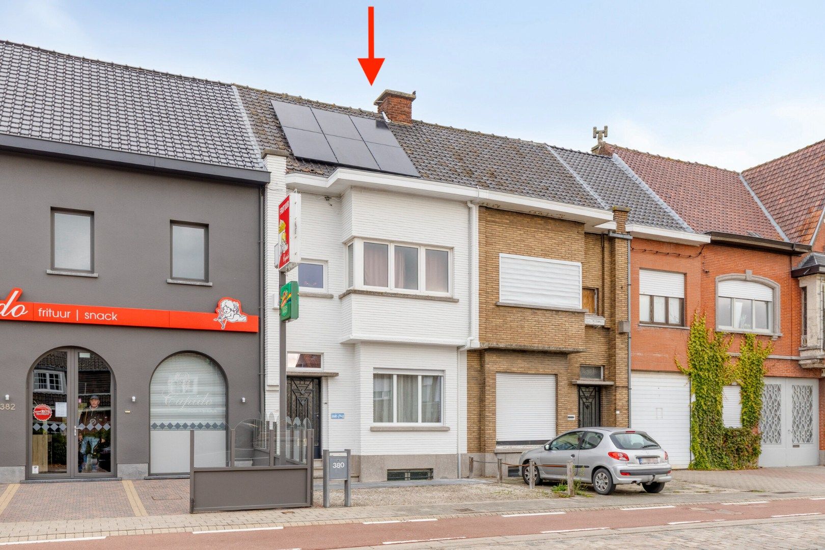 Verzorgde woning met diepe tuin, carport én uitweg! foto {{pictureIndex}}