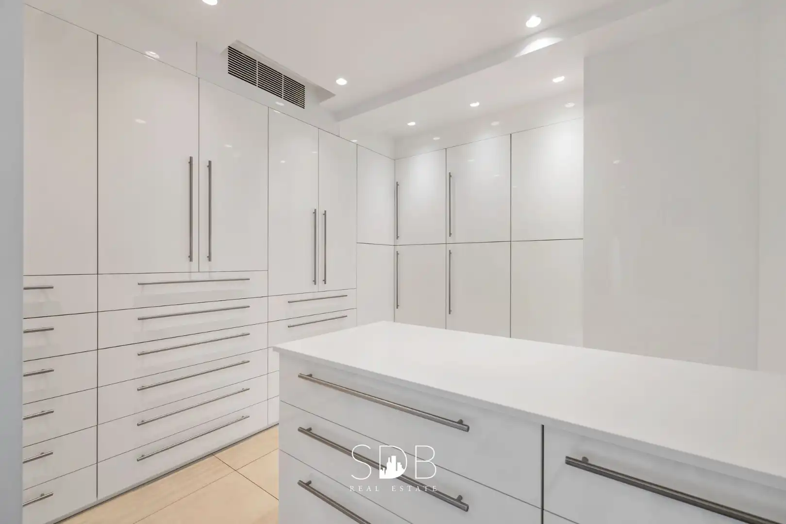 Prachtige villa met zwembad, paardenstallen, paddock en grasland op 1,3HA foto 19