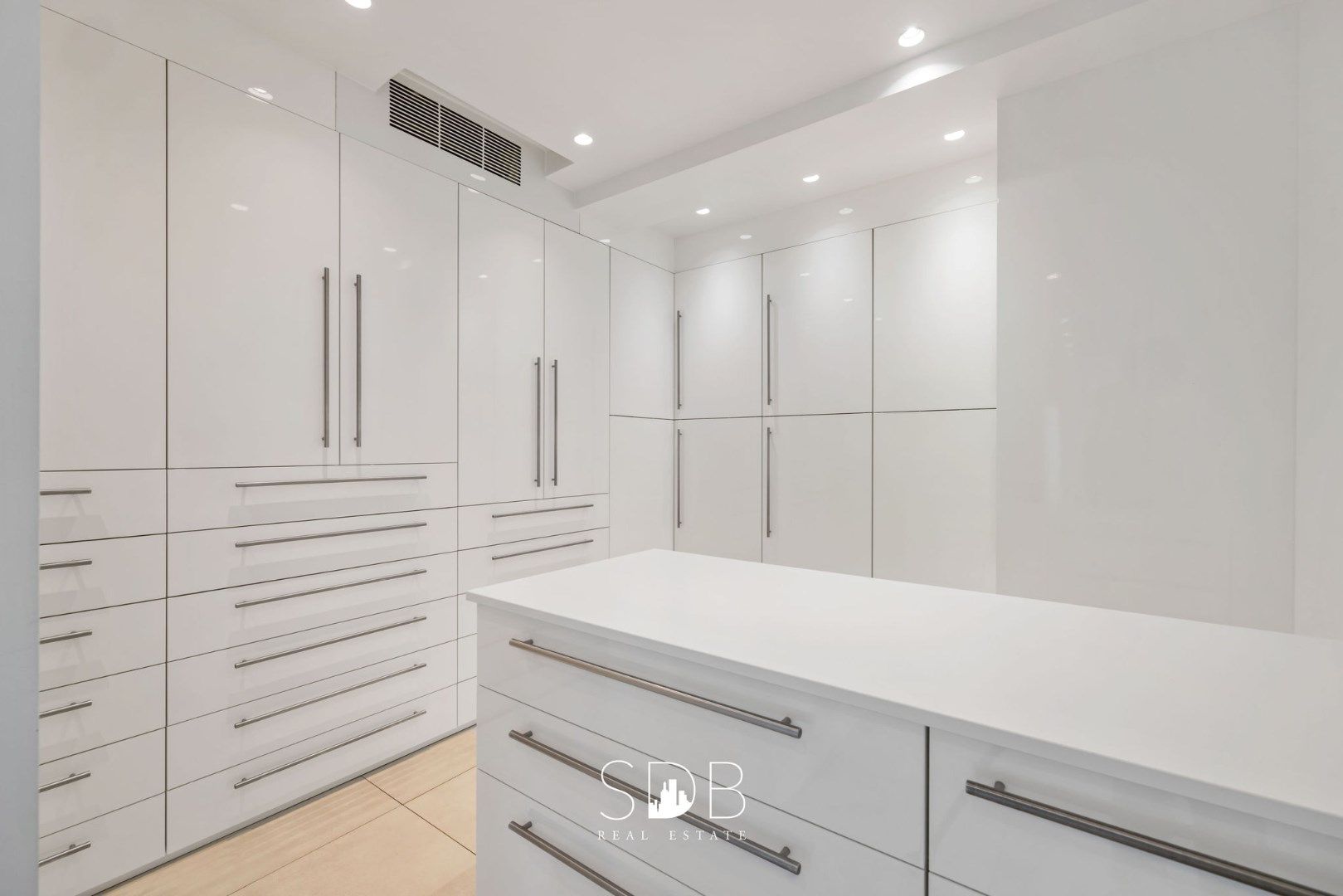 Prachtige villa met zwembad, paardenstallen, paddock en grasland op 1,3HA foto 19