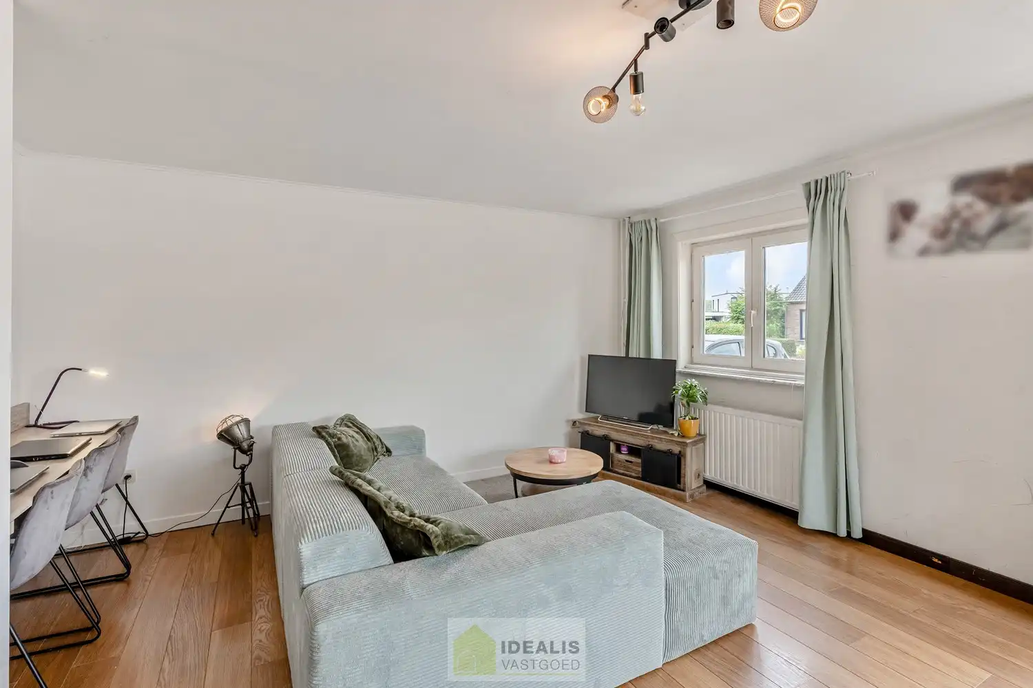 CHARMANTE EN GOED ONDERHOUDEN WONING MET 2 SLAAPKAMERS, 2 BADKAMERS, KNAP UITGERUSTE KEUKEN EN LICHTRIJKE WOONKAMER OP EEN HEERLIJK PERCEEL MET GROEN VERGEZICHT! foto 7
