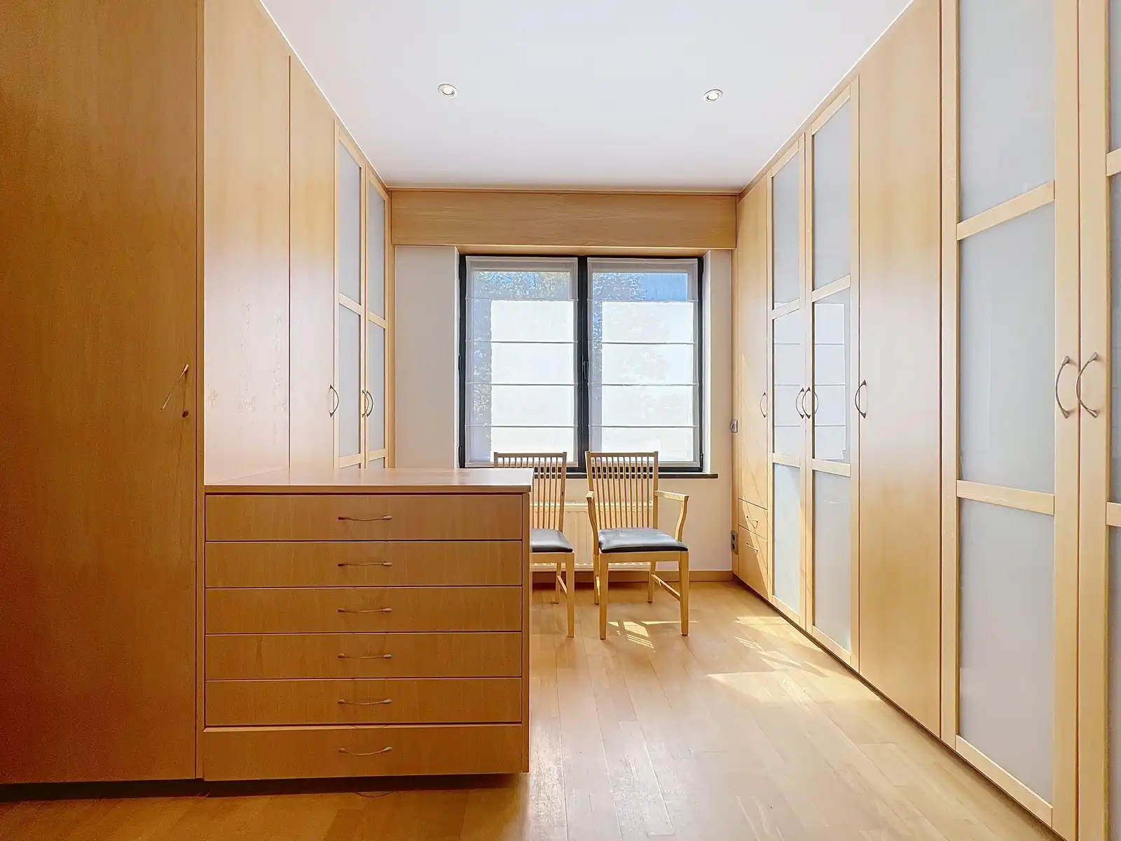 Prachtig HERENHUIS (met o.a. 5 slpk, garage en tuin), apart KANTOOR-gebouw en 630 m2 MAGAZIJNEN op zeer goede ligging te KORTRIJK ! Géén renovatieverplichting! foto 12