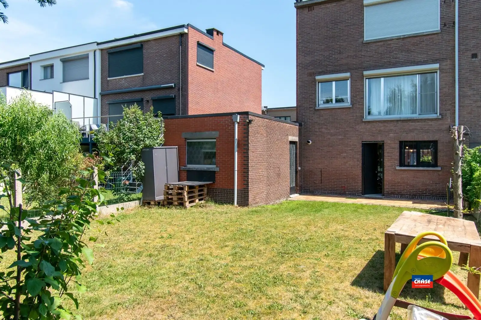 Gerenoveerde woning met 3 slpks, tuin en 2 garages foto 9