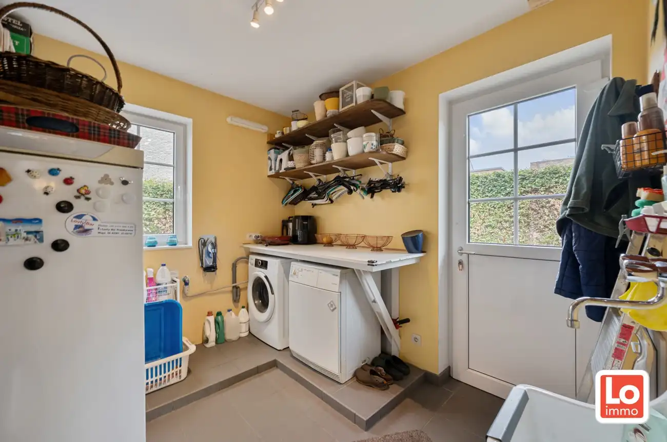 Degelijke, ruime en lichtrijke open woning met inpandige garage op een rustige locatie en toch vlakbij&nbsp; het centrum van het bruisende Lochristi! foto 11