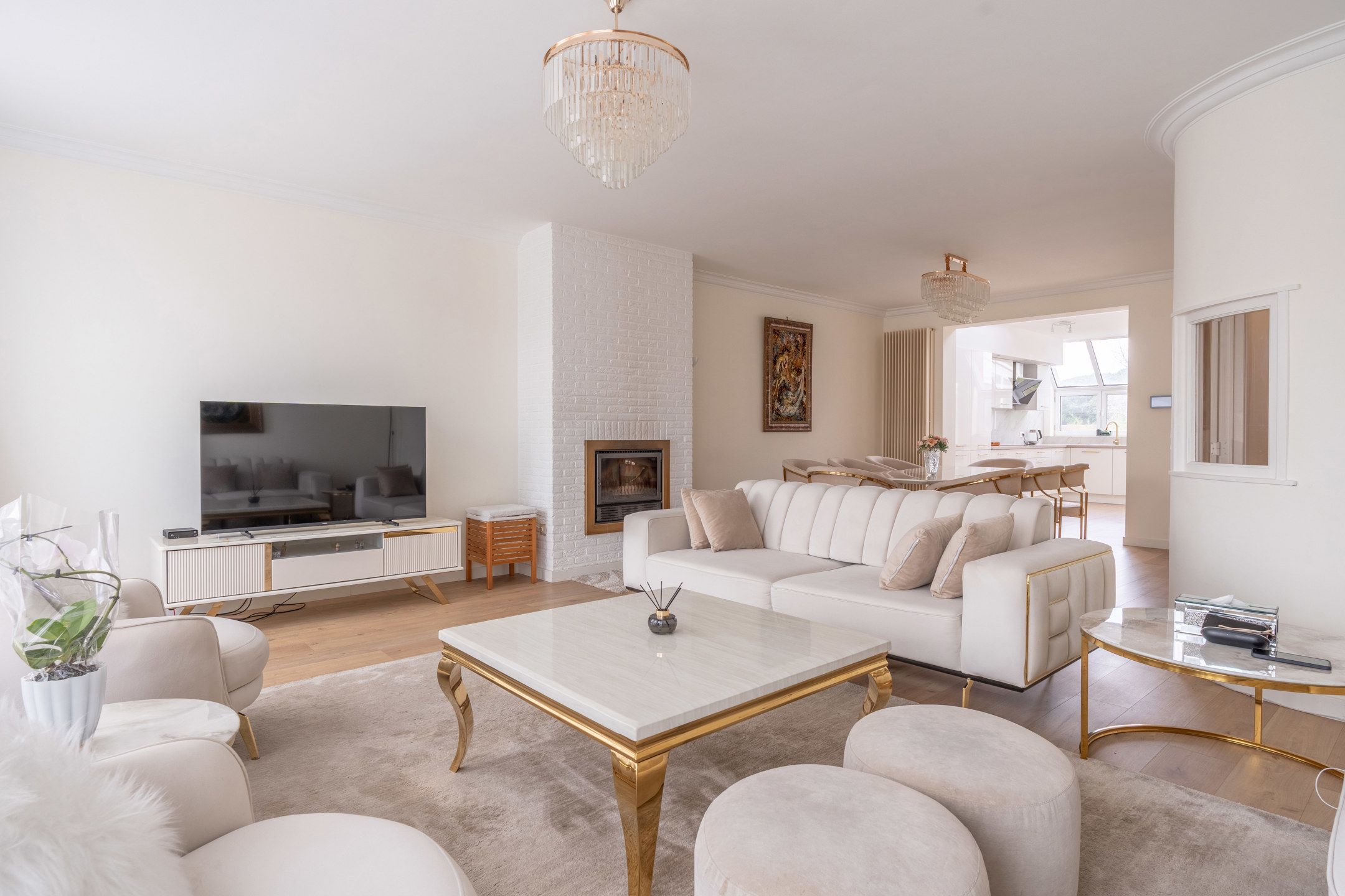 Volledig vernieuwde  woning/kantoor/handelspand met 5 slpks foto {{pictureIndex}}