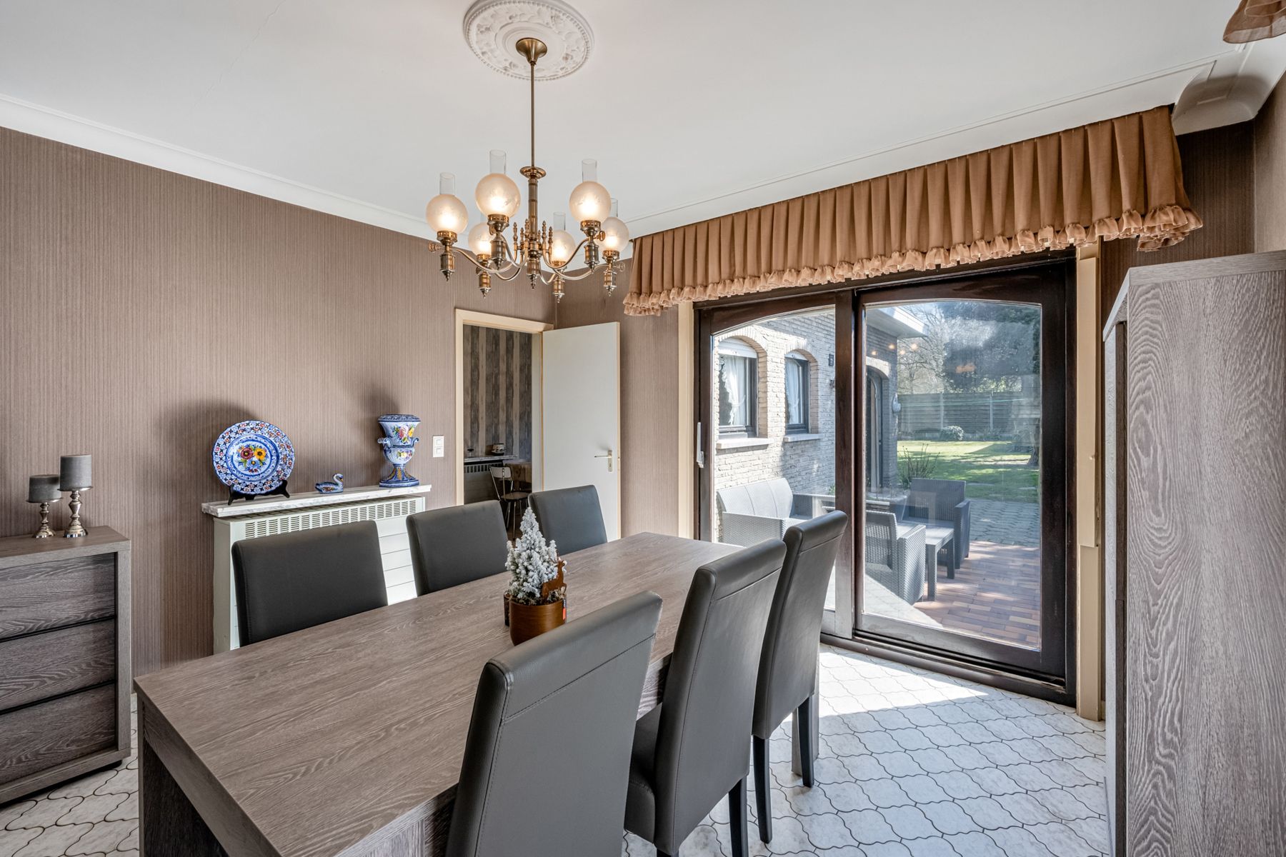 Ruime bungalow met veel potentieel en grote tuin! foto 8