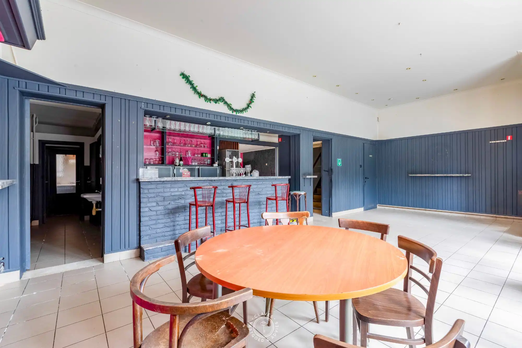 Karaktervol handelspand met woonst op topligging tegenover kerkplein foto 3