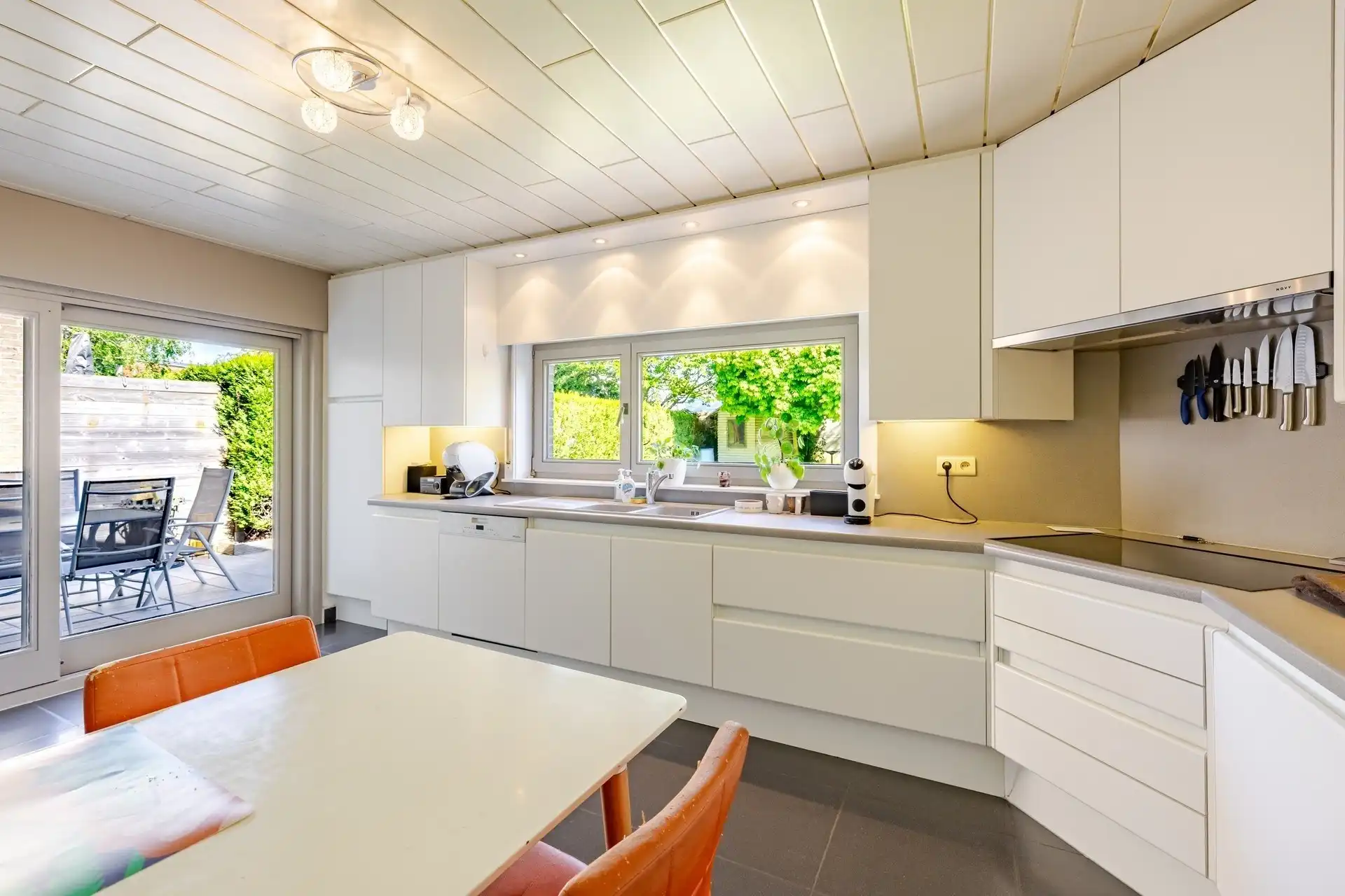 Prachtige instapklare woning met 4 slaapkamers en tuin! foto 3