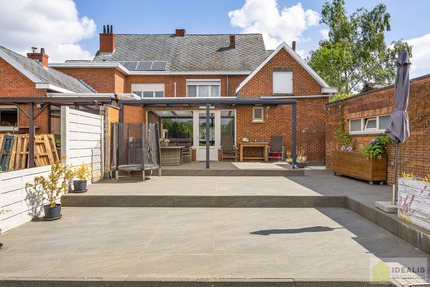 IDEALIS VASTGOED – RECENT GERENOVEERDE WONING (2021) OP EEN PERCEEL VAN MAAR LIEFST 8A92CA OP EEN ZEER GUNSTIGE LOCATIE! Deze ruime woning met een netto bewoonbare oppervlakte van +- 170m² bevindt zich langs de Paalseweg in Hulst, deelgemeente van Tessenderlo-Ham. Naast de perfecte ligging is het een prachtig afgewerkte woning met een royale leefruimte, zeer ruime open keuken, 3 slaapkamers en badkamer. Een uniek aanbod voor wie op zoek is naar een volledig gerenoveerde instapklare woning. foto 24