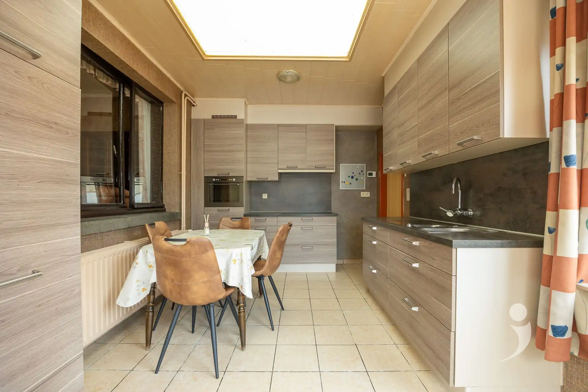 Te renoveren woning met vier slaapkamers!  foto 10