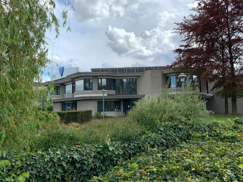 Kantoorgebouw te huur foto {{pictureIndex}}