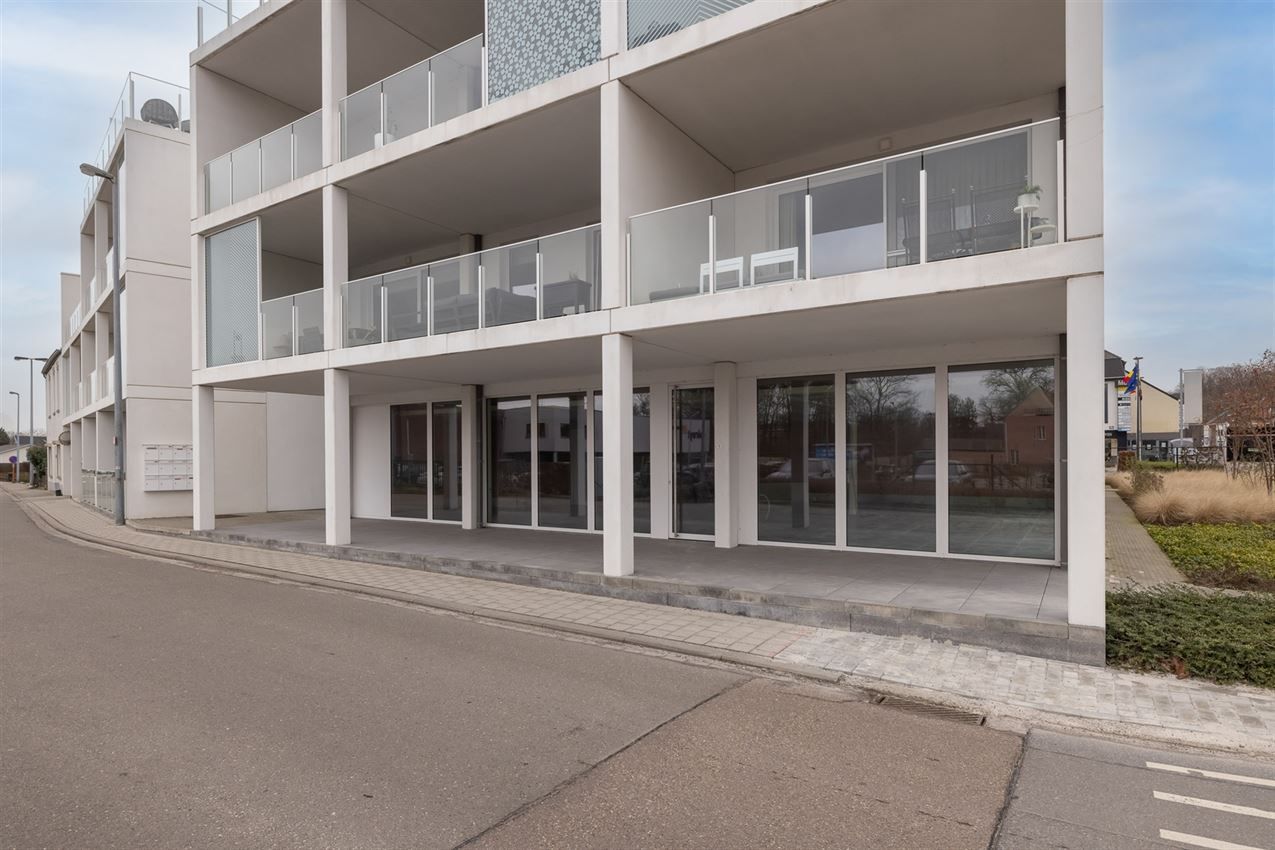 Aan ingang bossen, tegenover Colruyt en marktplein foto 12