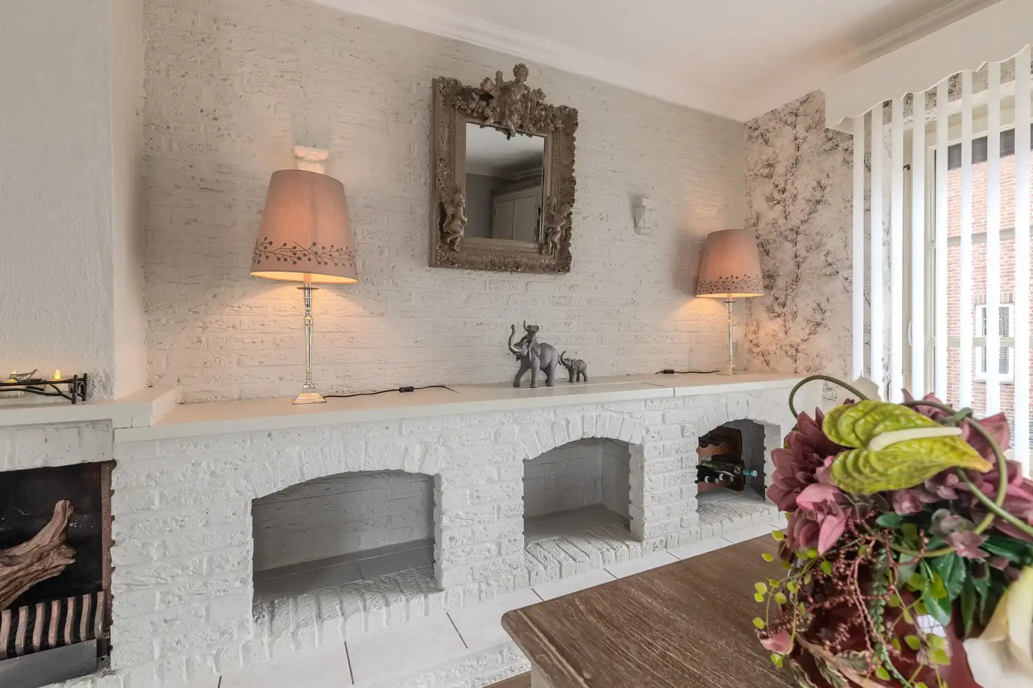 Instapklare woning met drie slaapkamers, ruime tuin en twee garageboxen in hartje Rekem! foto 12