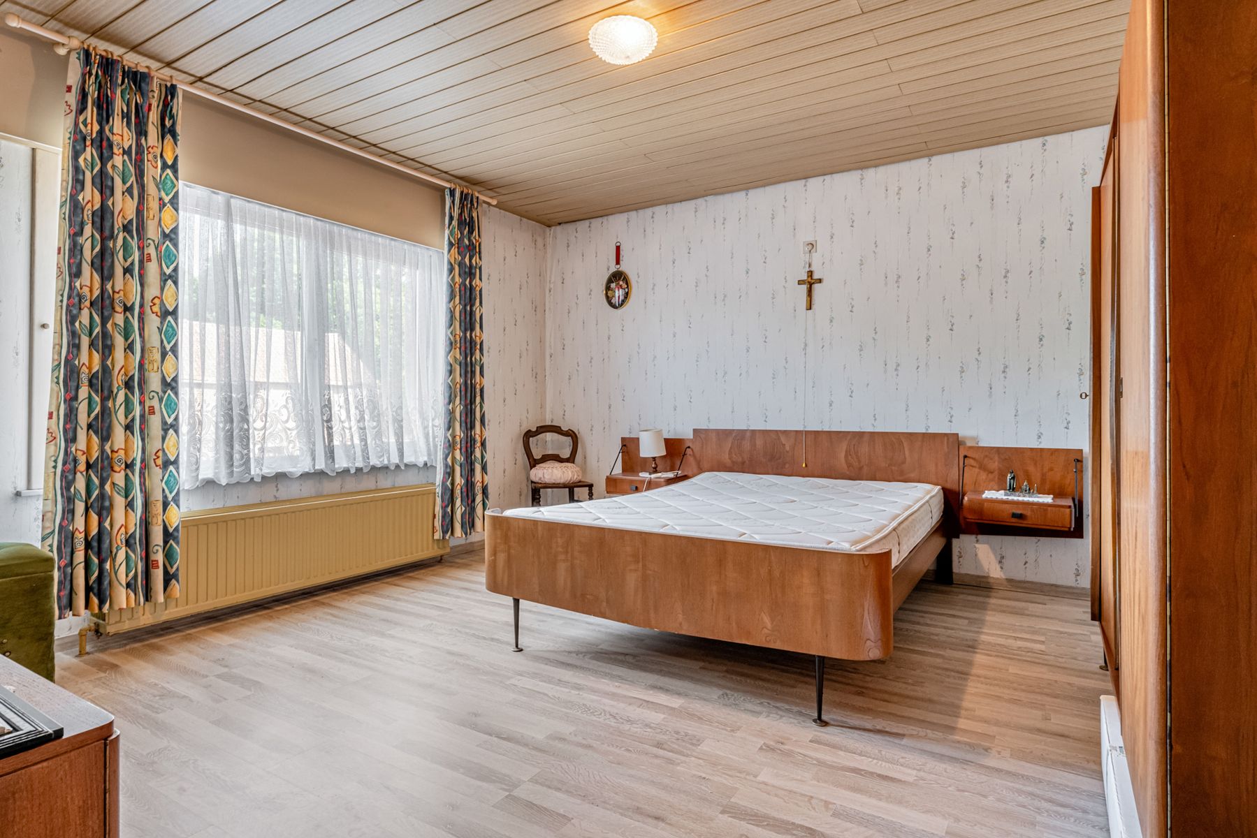 Te renoveren gezinswoning met inpandige garage en tuin  foto 17