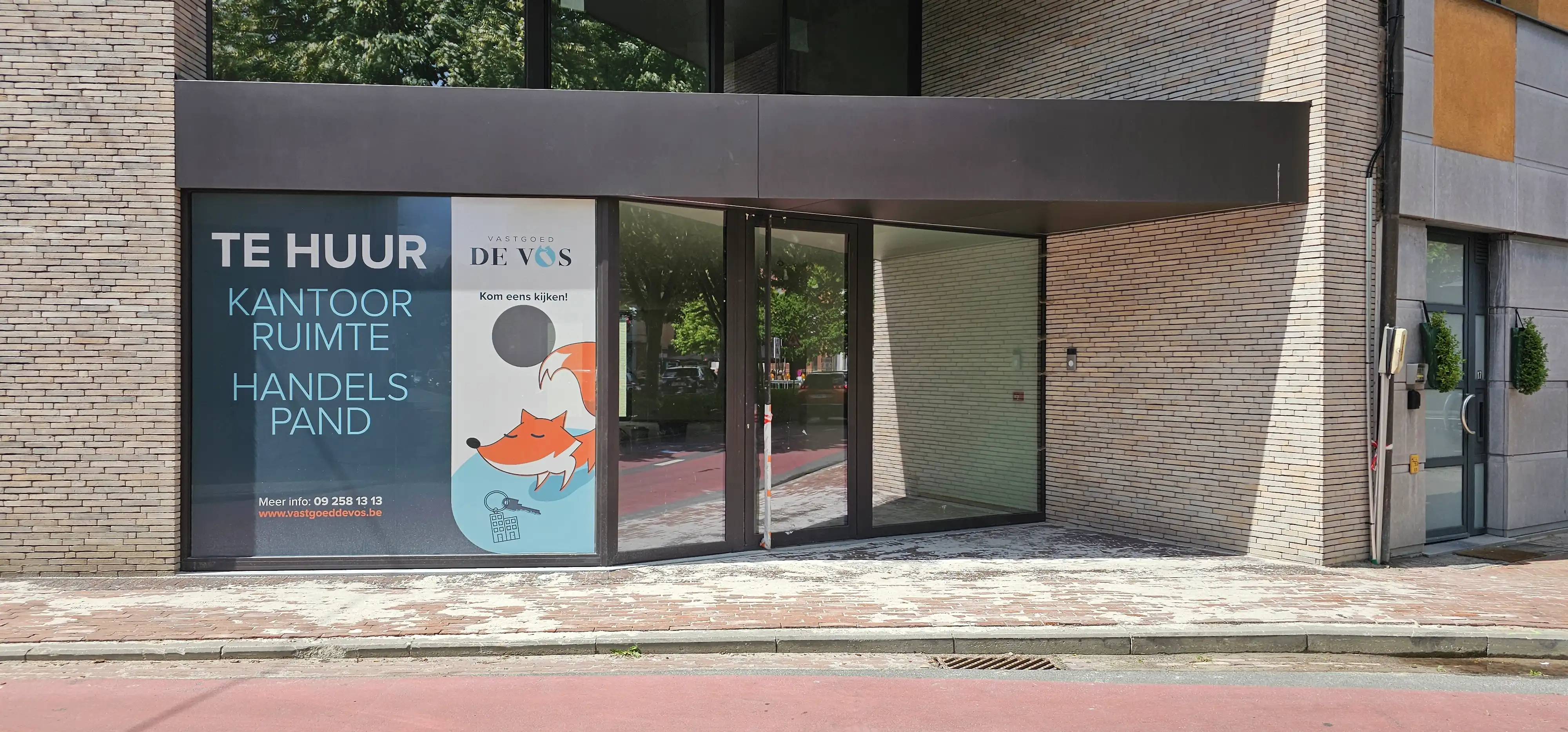 Stijlvolle handelsruimte op het Dorpsplein te Evergem foto {{pictureIndex}}