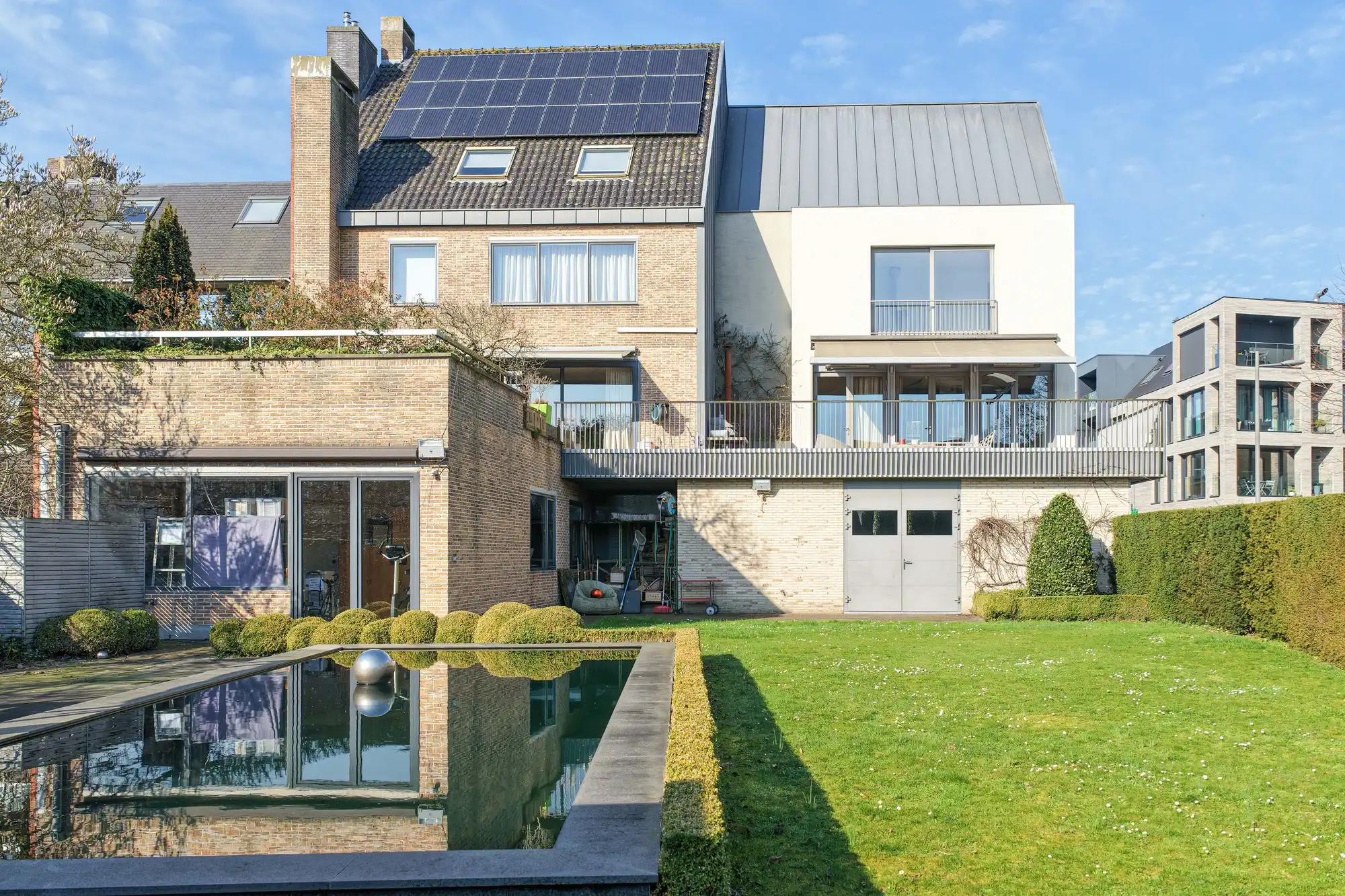 Heel ruime stadswoning met kantoren en tuin foto 17