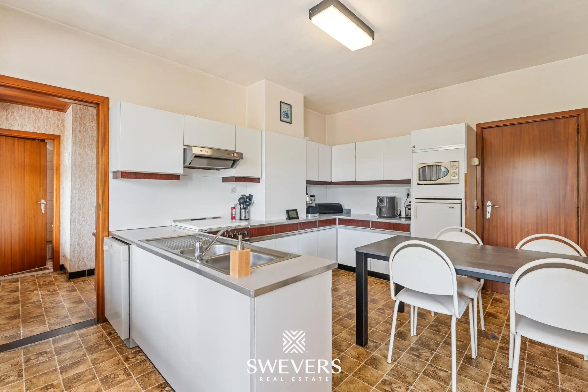 Uitstekend gelegen woning met 4 slaapkamers en mooie tuin foto 11