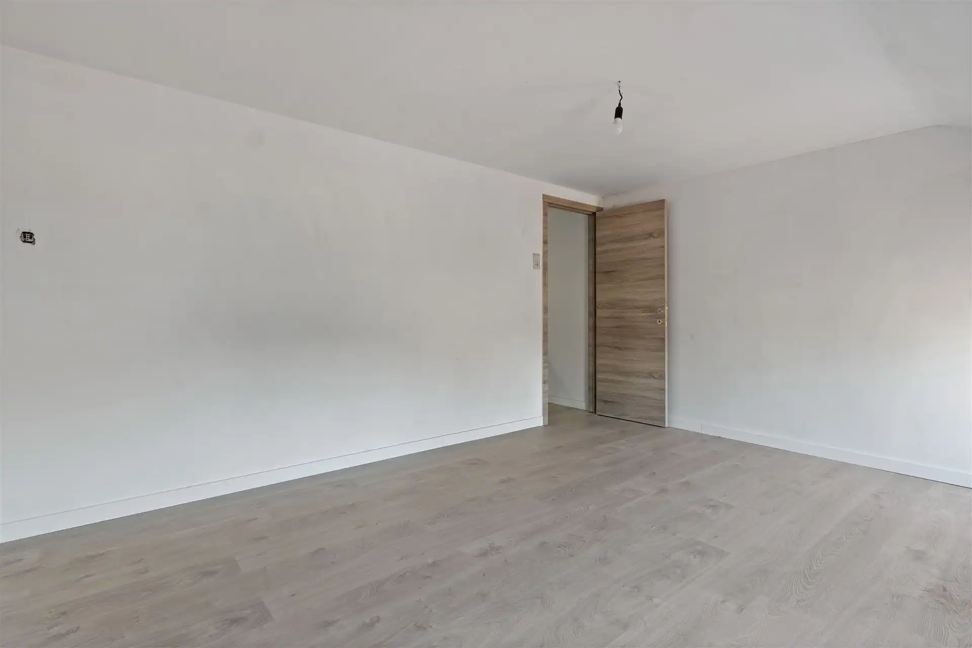 Halfopen bebouwing met magazijn (225m²) foto 11