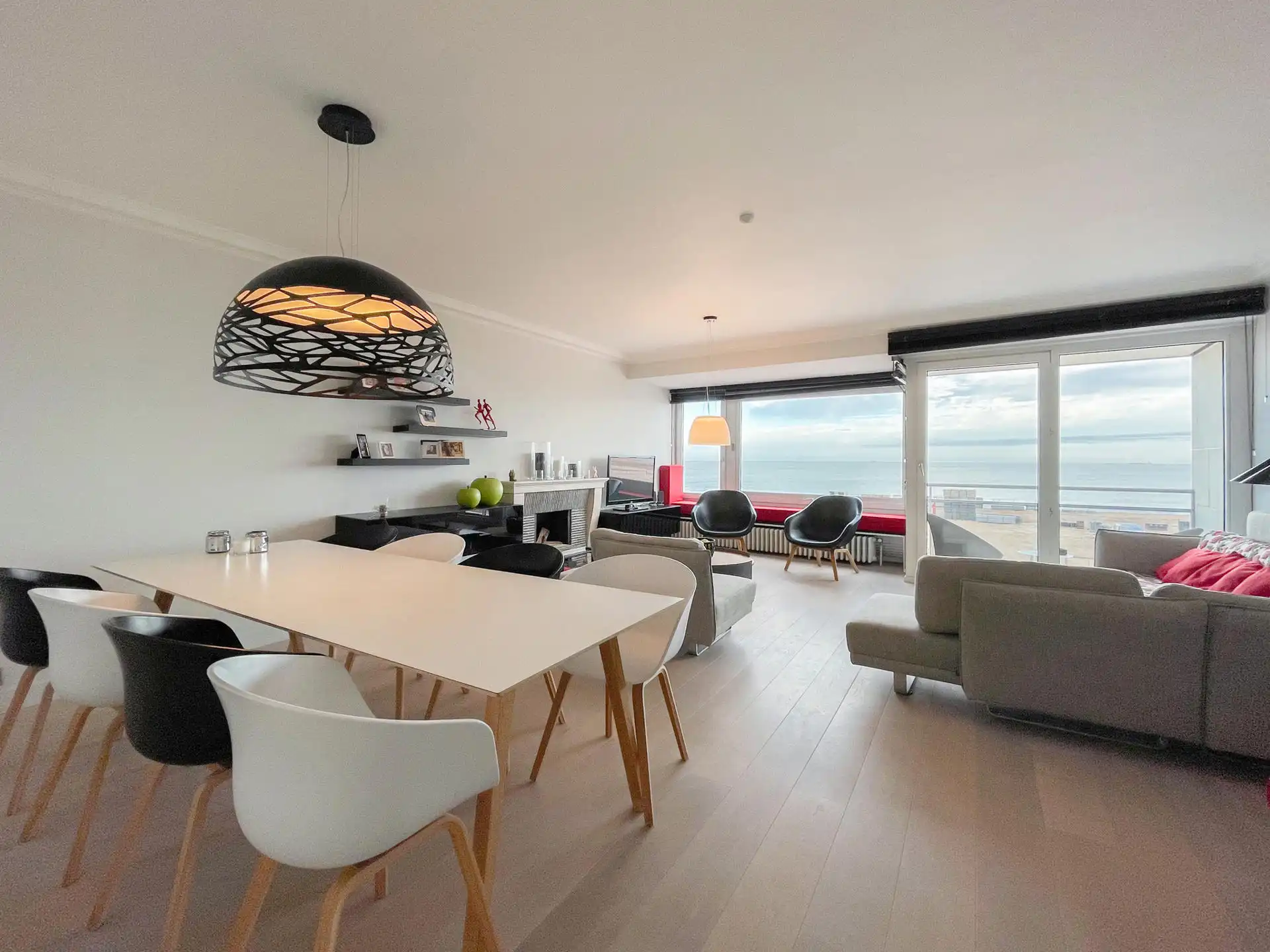 Ruim appartement op Zeedijk Zoute, aan het Albertplein foto {{pictureIndex}}