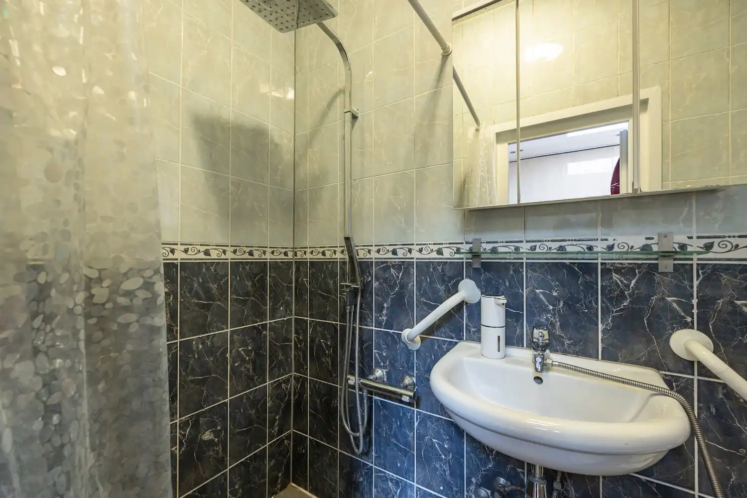 Ruime  op te frissen woning met 6 tot 8 slaapkamers en veelzijdige woonmogelijkheden foto 21