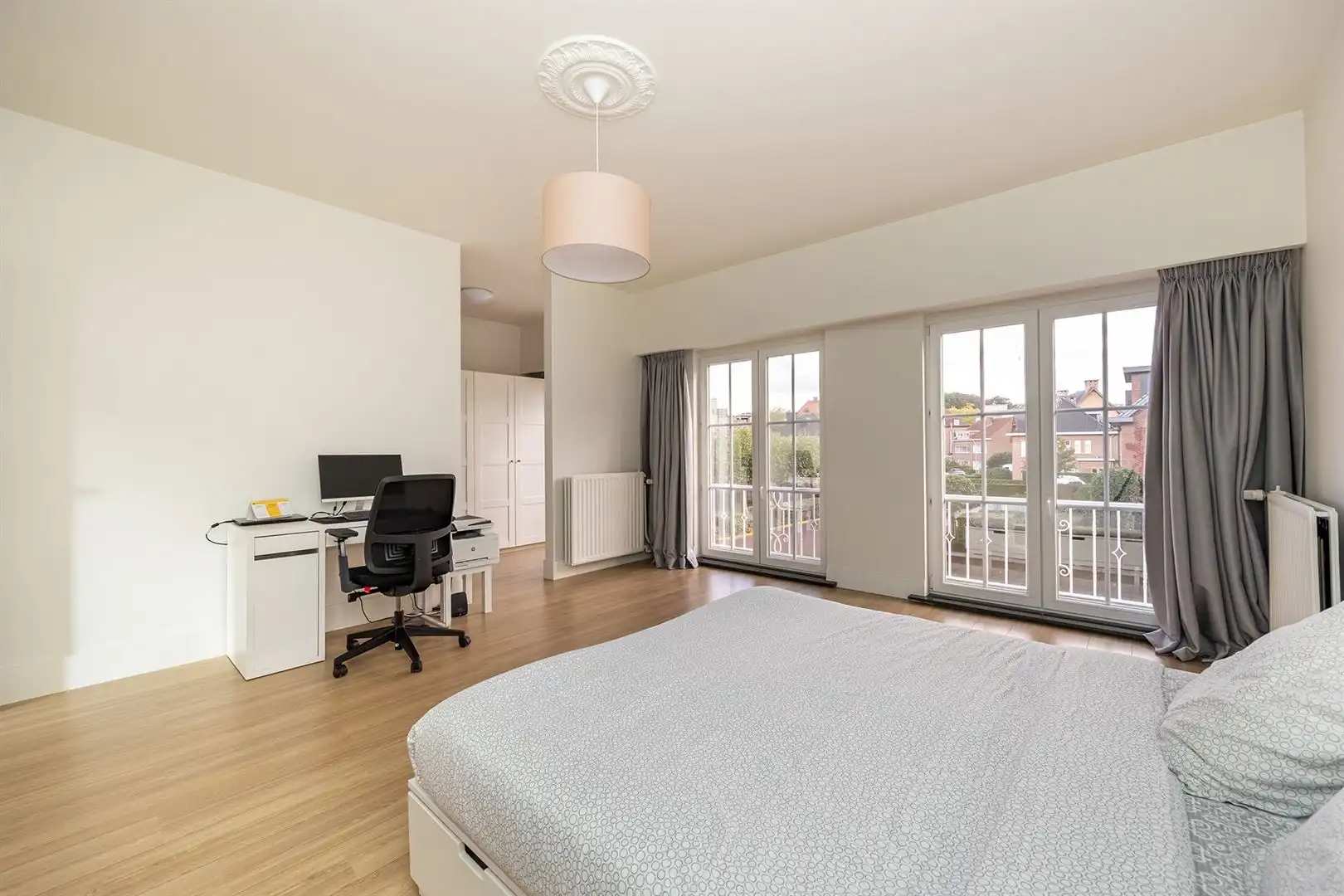 Gerenoveerde woning met vier slaapkamers en garage op rustige locatie foto 10