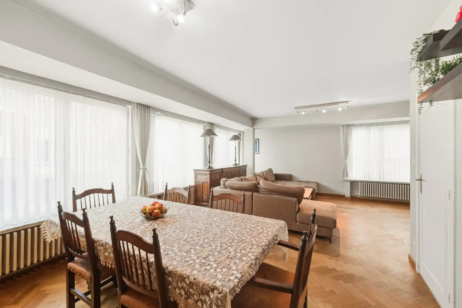 Instapklare, lichtrijke bel-etage woning met ruime garage en terras op centrale ligging foto 2