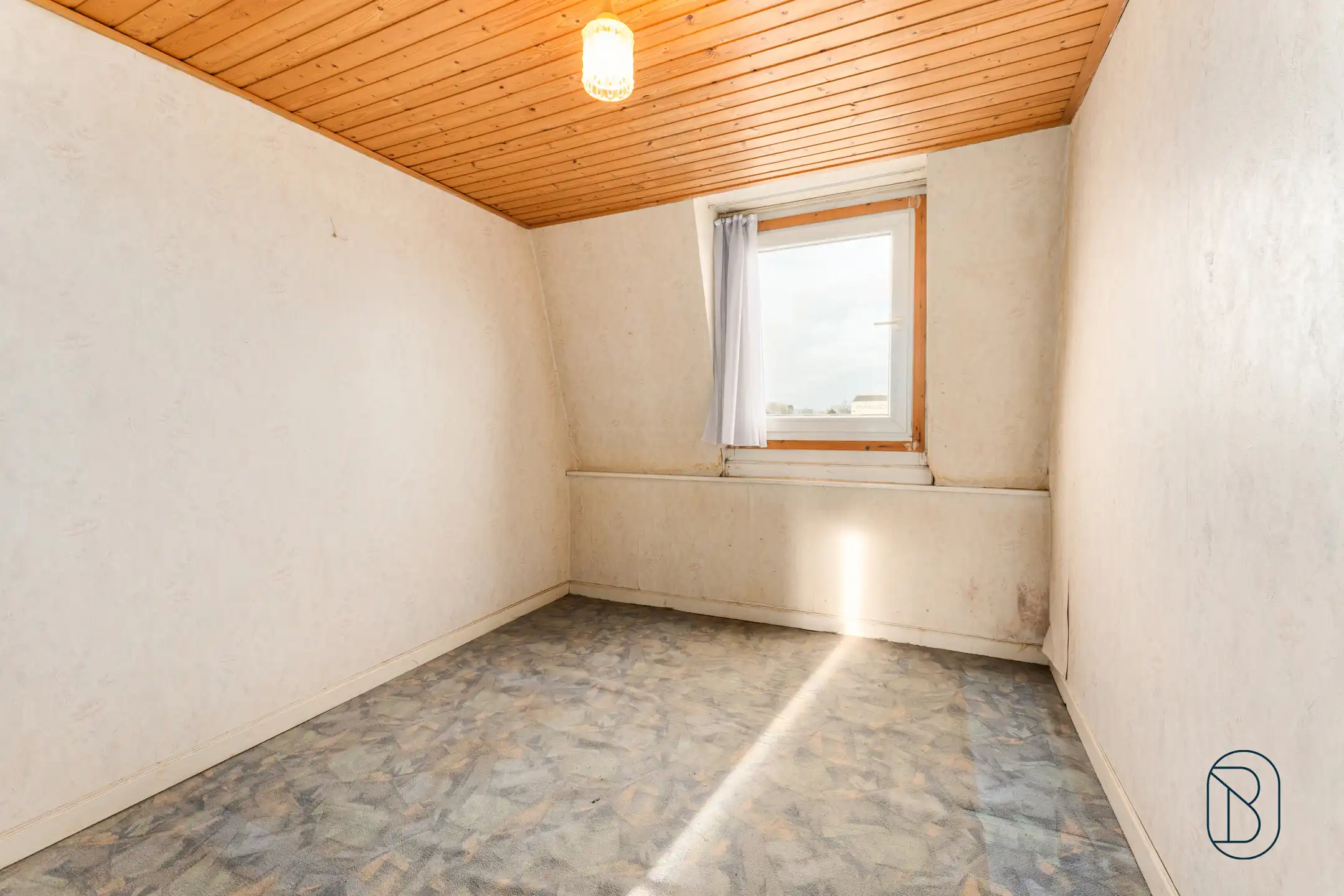 Topgelegen op te frissen woning met 5 slk en handige garage foto 11