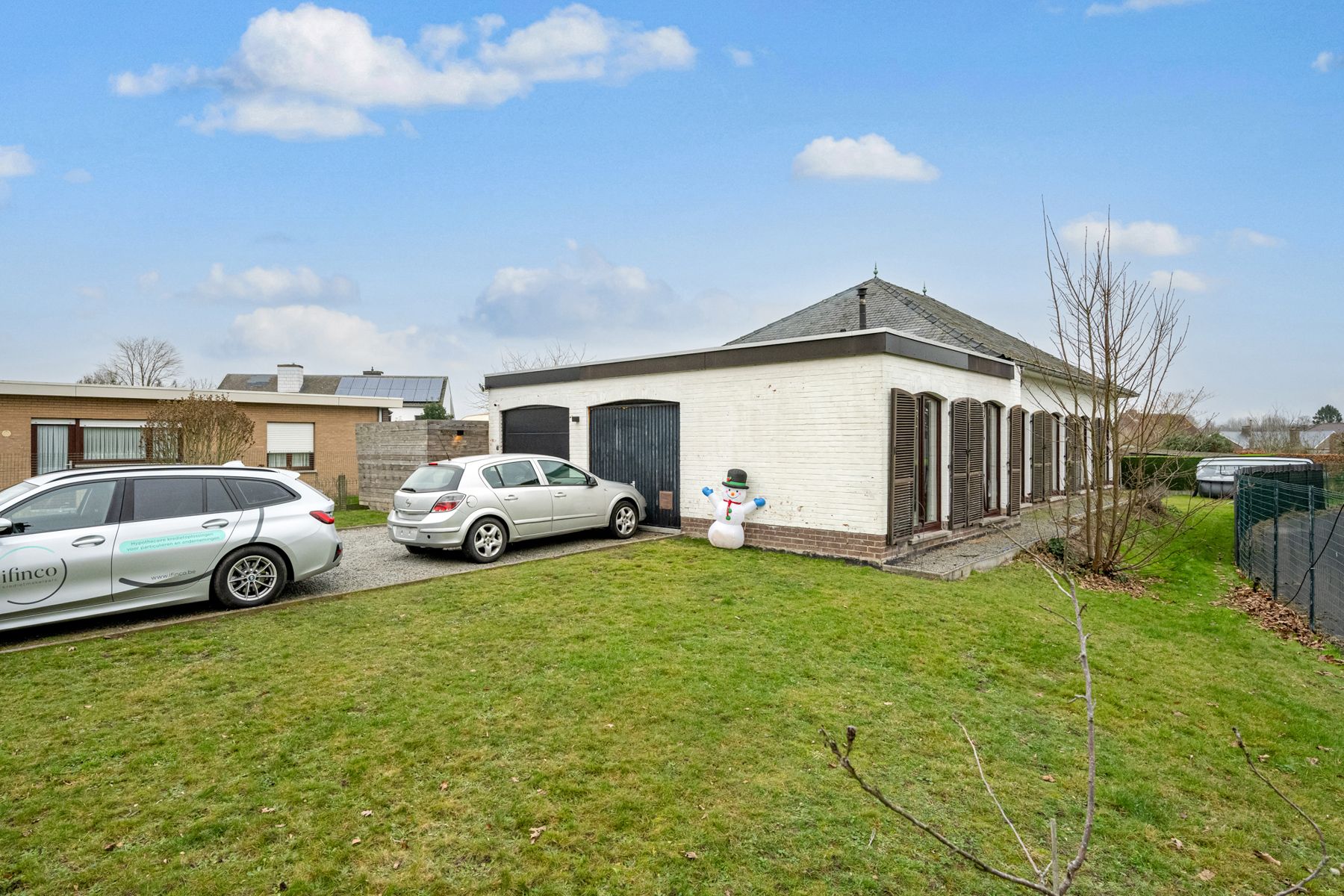 KWENENBOS: woning met 3 kamers, dubbele garage en grote tuin foto 2