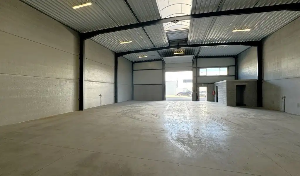 Magazijn te huur langs kanaal in Sint-Lenaarts foto 9