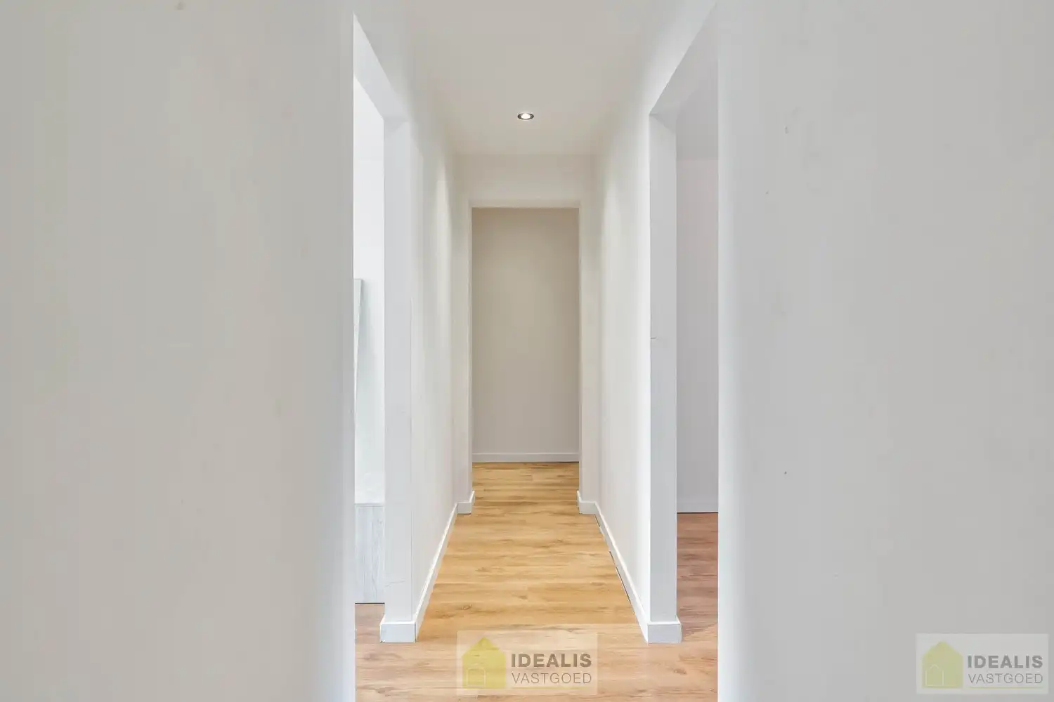 INSTAPKLARE GERENOVEERDE BUNGALOW MET LICHTRIJKE LEEFRUIMTE EN AANSLUITEND ZEER RUIME MODERNE KEUKEN, BADKAMER, VERANDA EN 3 GOEDE SLAAPKAMERS OP EEN KNAP PERCEEL VAN 9A 48A. DAARNAAST IS DE WONING VOLLEDIG ONDERKELDERD! Deze goed ingedeelde woning omvat +-145m² bewoonbare oppervlakte verdeeld over een lichtrijke woonkamer met aansluitend een zeer ruime moderne keuken, badkamer, veranda, 3 goede slaapkamers en tevens is de woning volledig onderkelderd. De woning is gelegen op een aangenaam perceel van 9a 48ca vlakbij het centrum van Bree, op fietsafstand van winkels, horeca en scholen,… Zeer geschikt voor kandidaten op zoek naar een gerenoveerde woning die ruimte en rust biedt doch dicht bij allerlei faciliteiten is gelegen. foto 12