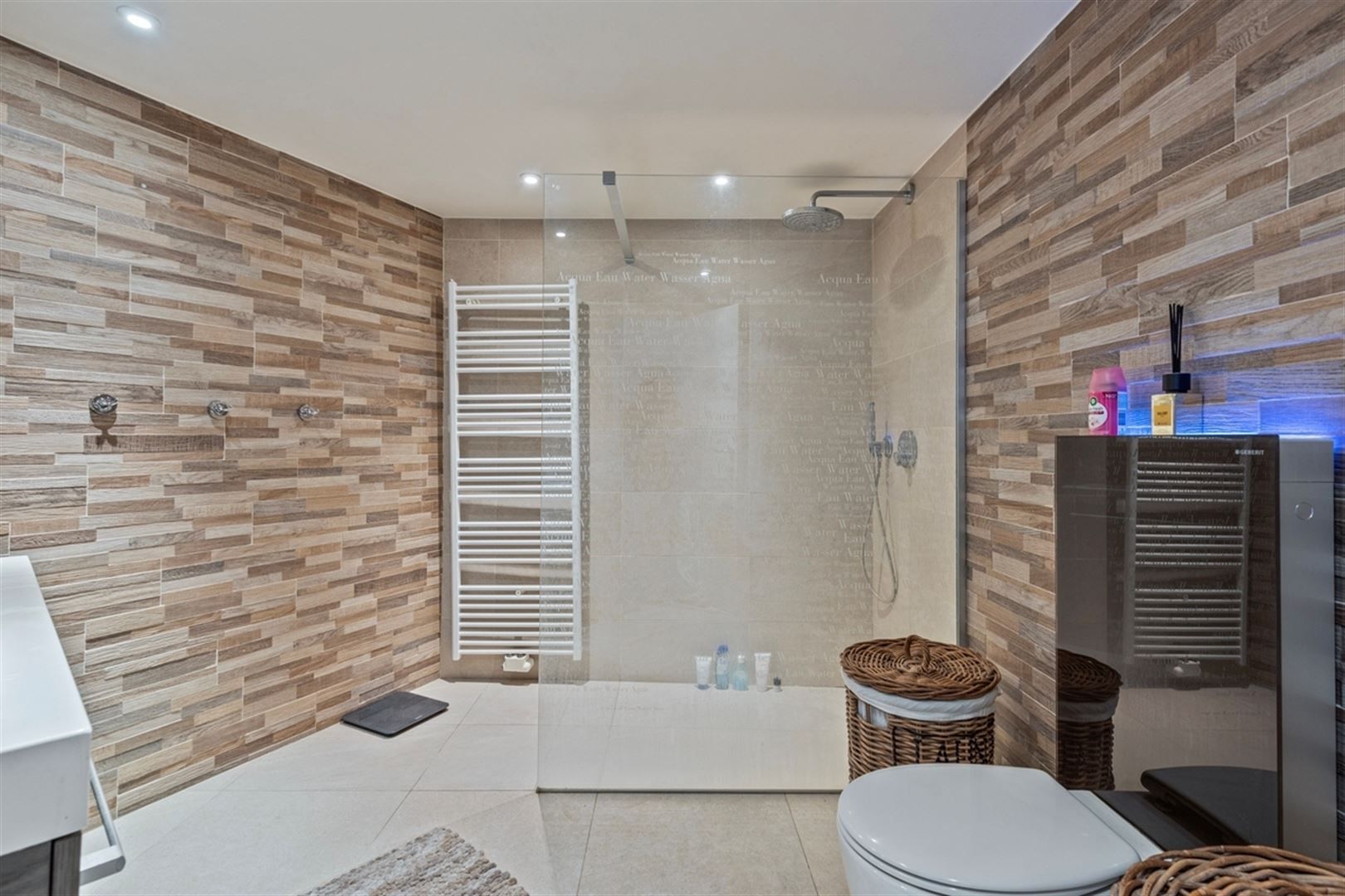 Gerenoveerde rijwoning met 3 slaapkamers en doorgang achteraan. foto 8