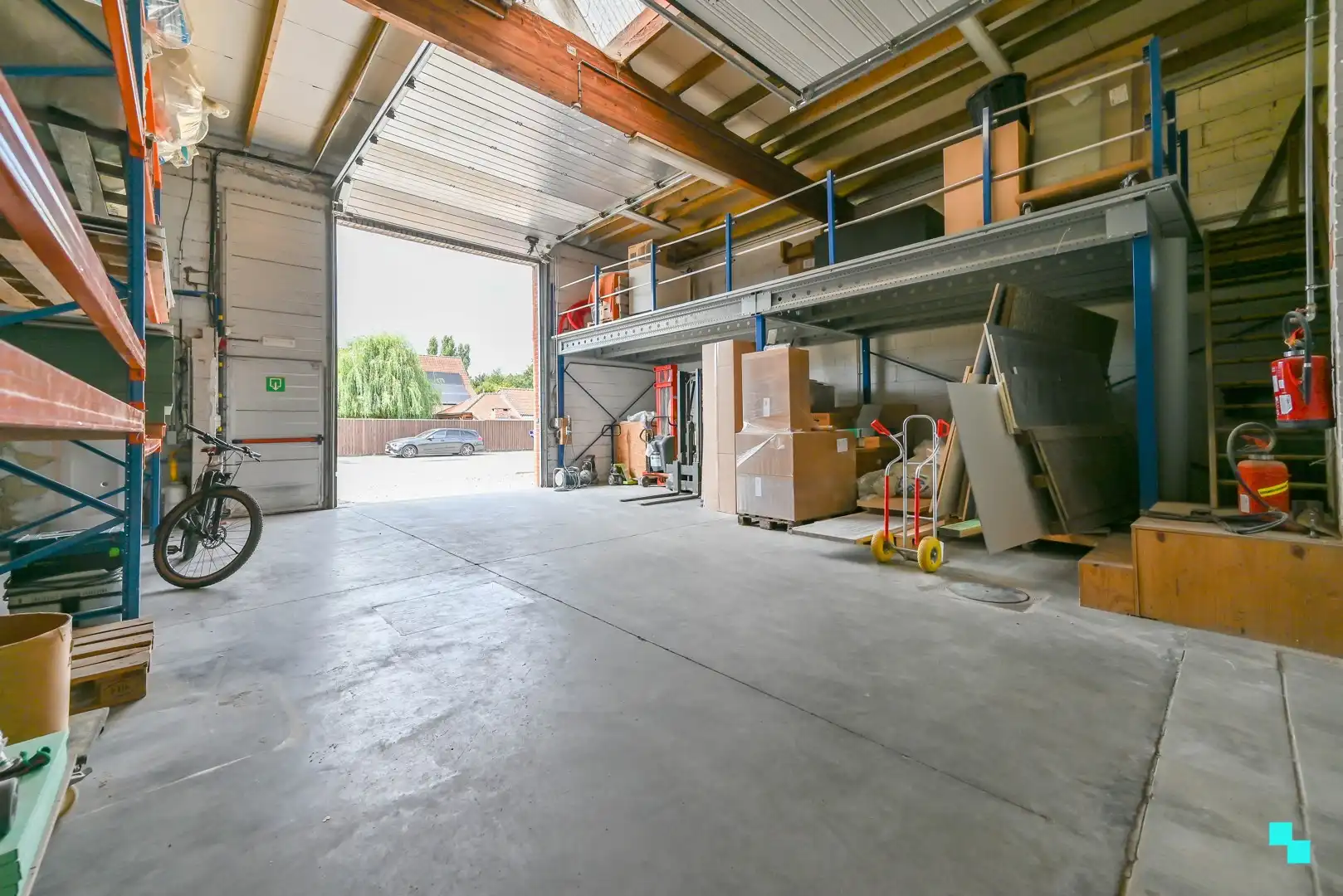 Gunstig gelegen werkplaats / magazijn met bureel en diverse parkeergelegenheid foto 3