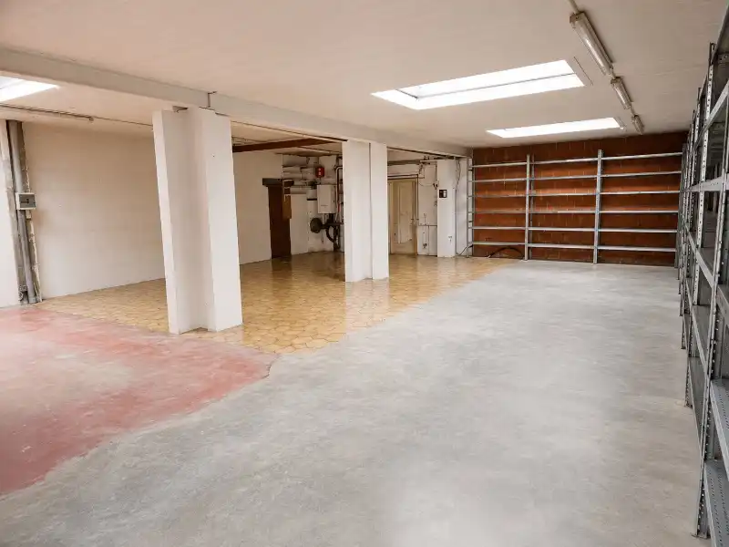 Magazijn met kantoorruimte te huur foto 3