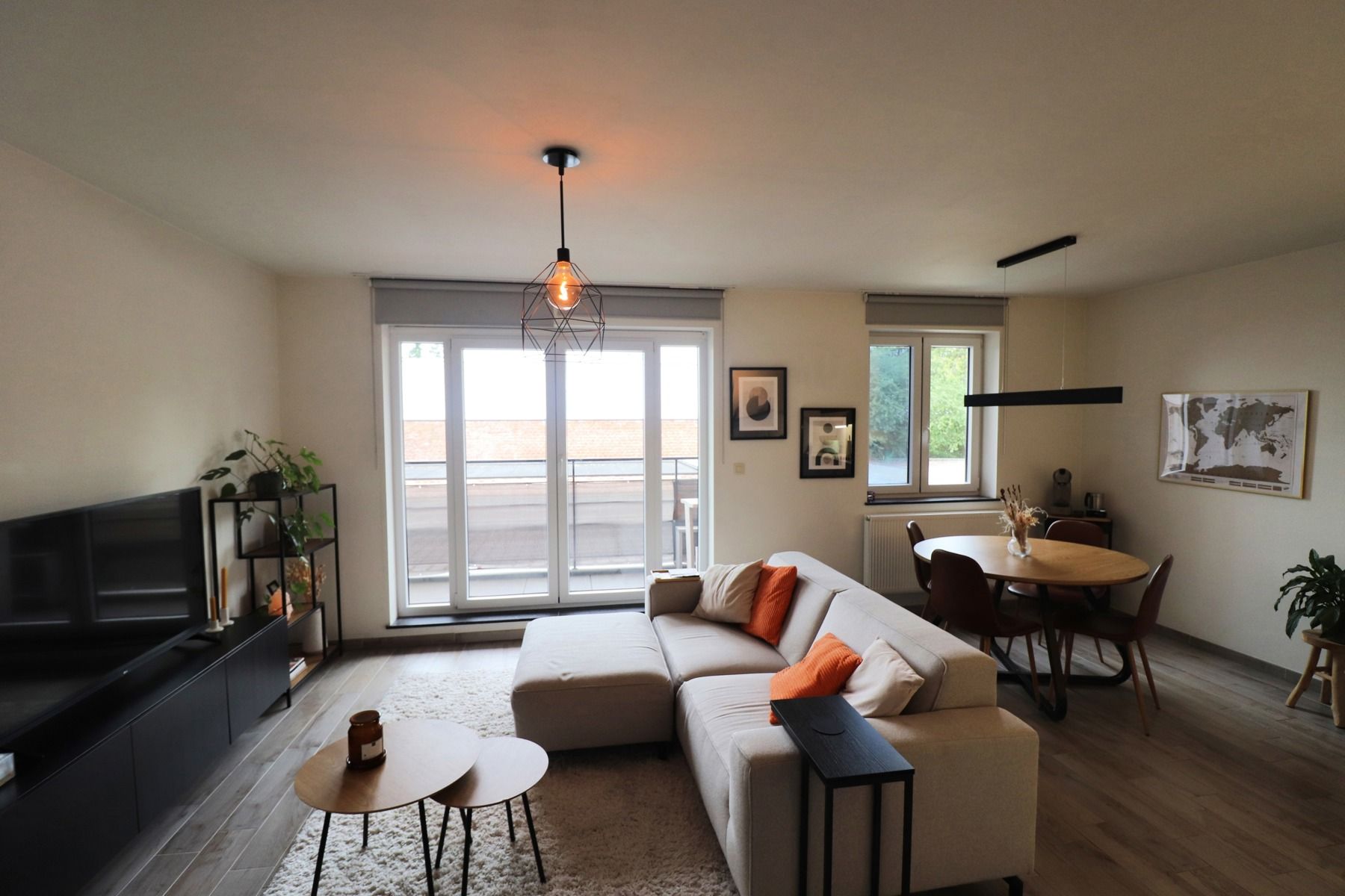 Een appartement op de eerste verdieping rechts met 2 slaapkamers, lift, terras en carport foto 3